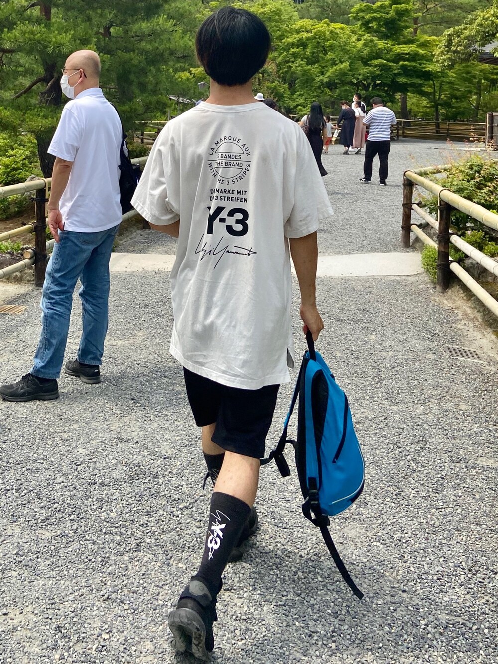 「Y-3、yohjiyamamoto、シンプルコーデ、スニーカーコーデ、モノトーン、ストリート、スポーツミックス、ハーフパンツ、夏、京都」｜「Y-3のM SS TEE STREET（Tシャツ/カットソー、ホワイト系）」を使った、蘆溝僑さん（メンズ・175cm）の夏コーディネートの1枚目の写真