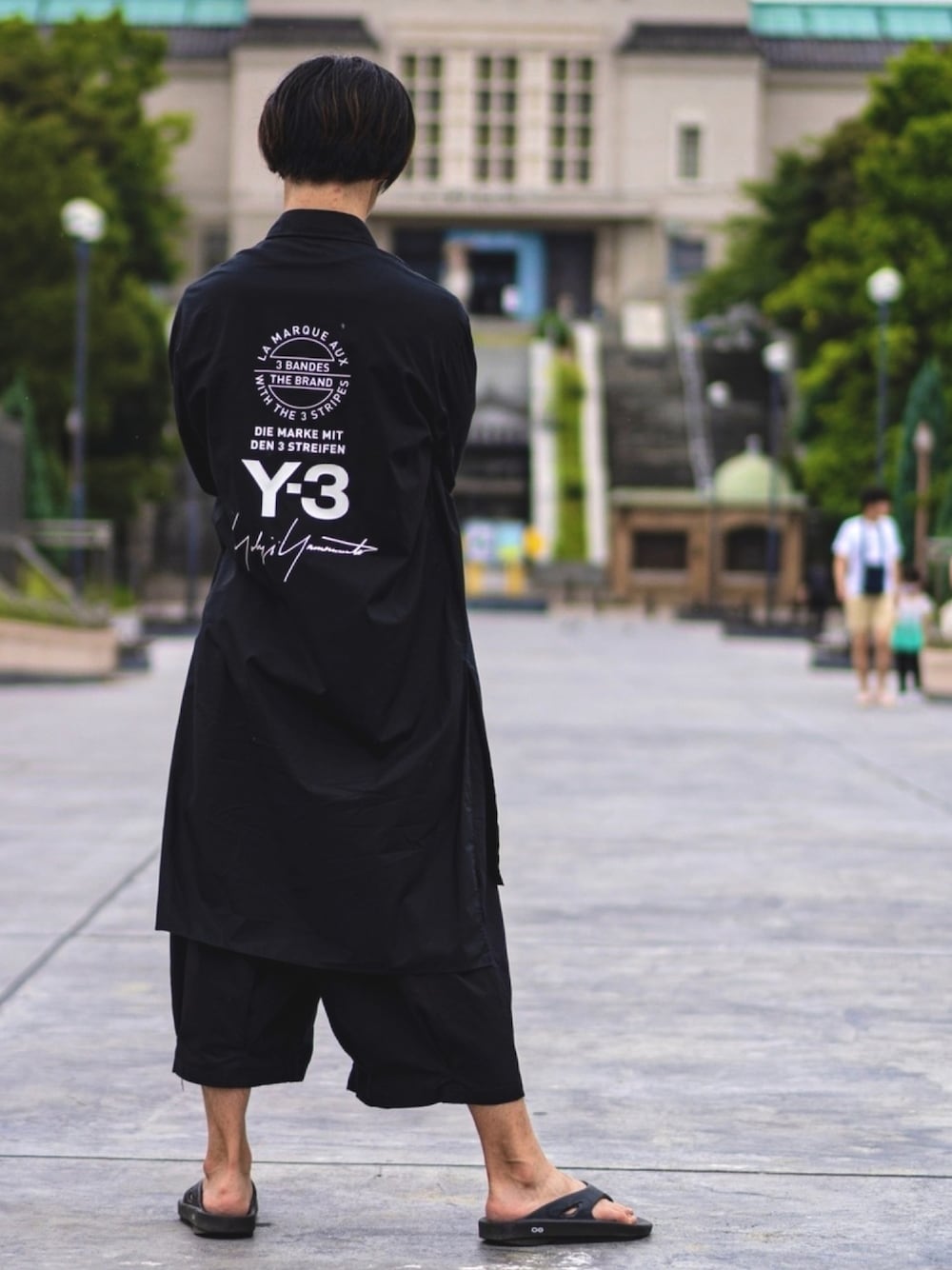 「シンプル、オールブラック、Y-3、yohjiyamamoto、サンダル、バルーンパンツ、ワイドパンツ、モード、モードストリート、古着」｜「Y-3のYOHJI SHIRT STREET（シャツ/ブラウス、ブラック系）」を使った、蘆溝僑さん（メンズ・175cm）の夏コーディネートの1枚目の写真