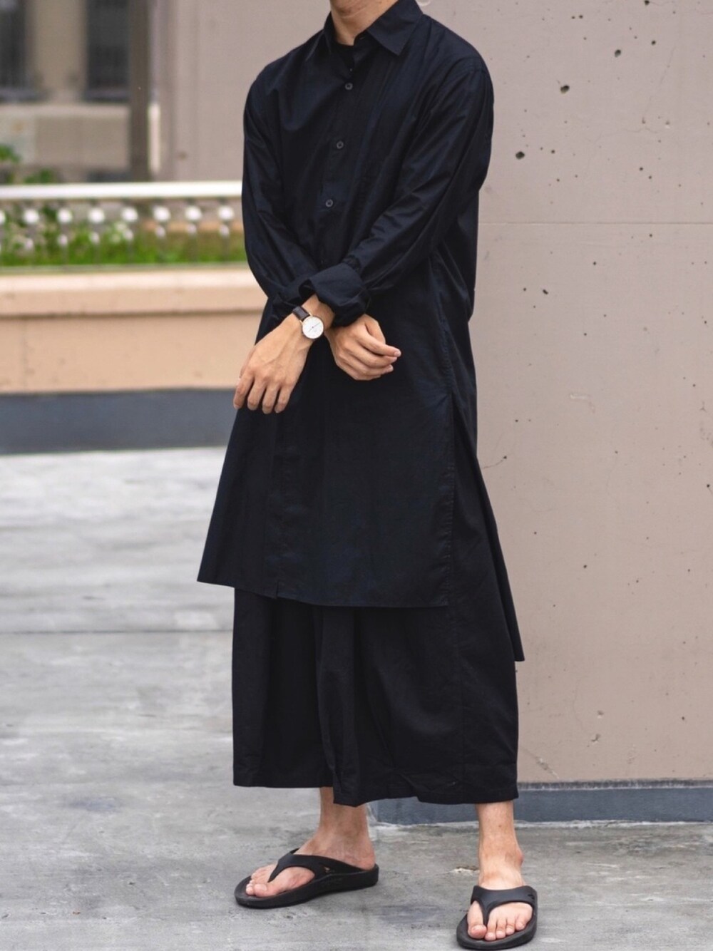 「シンプルコーデ、夏コーデ、スポーツサンダル、いいね、save、フォローお願いします🤑、オールブラック、Y-3、yohjiyamamoto、oofos、韓国、おしゃれさんと繋がりたい」｜「Y-3のYOHJI SHIRT STREET（シャツ/ブラウス、ブラック系）」を使った、蘆溝僑さん（メンズ・175cm）の夏コーディネートの1枚目の写真