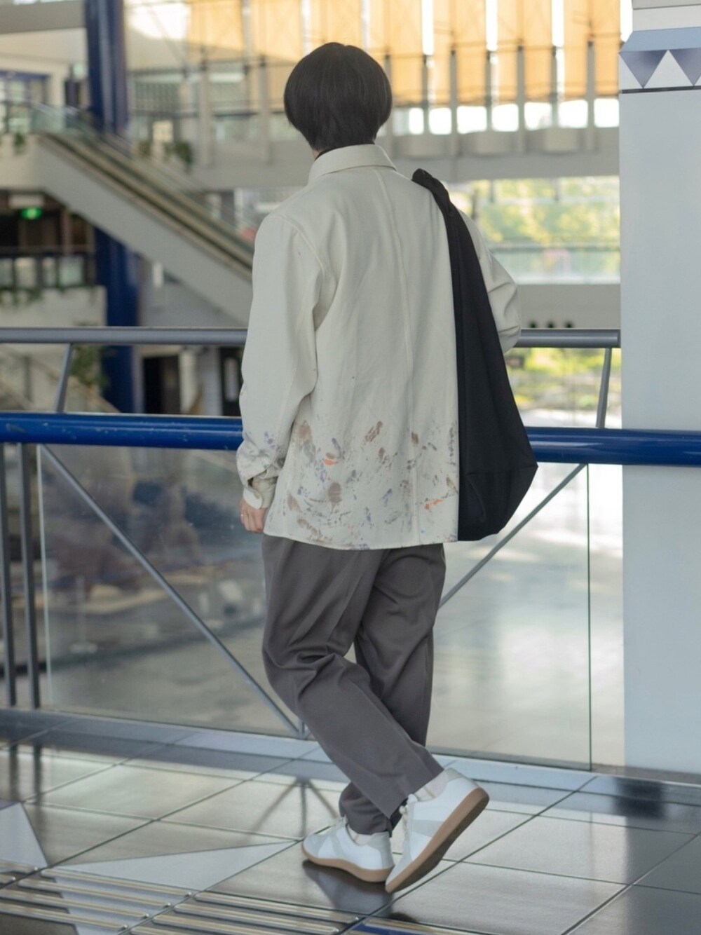 「休日スタイル、ワイドパンツ、カーキ、シャツスタイル、ゆるコーデ、スニーカー、柄シャツ、スラックス、カジュアル、グリーン」｜「AURALEEの＜AURALEE＞ペイントロングスリーブシャツΨ（シャツ/ブラウス、ホワイト系）」を使った、蘆溝僑さん（メンズ・174cm）の春コーディネートの1枚目の写真