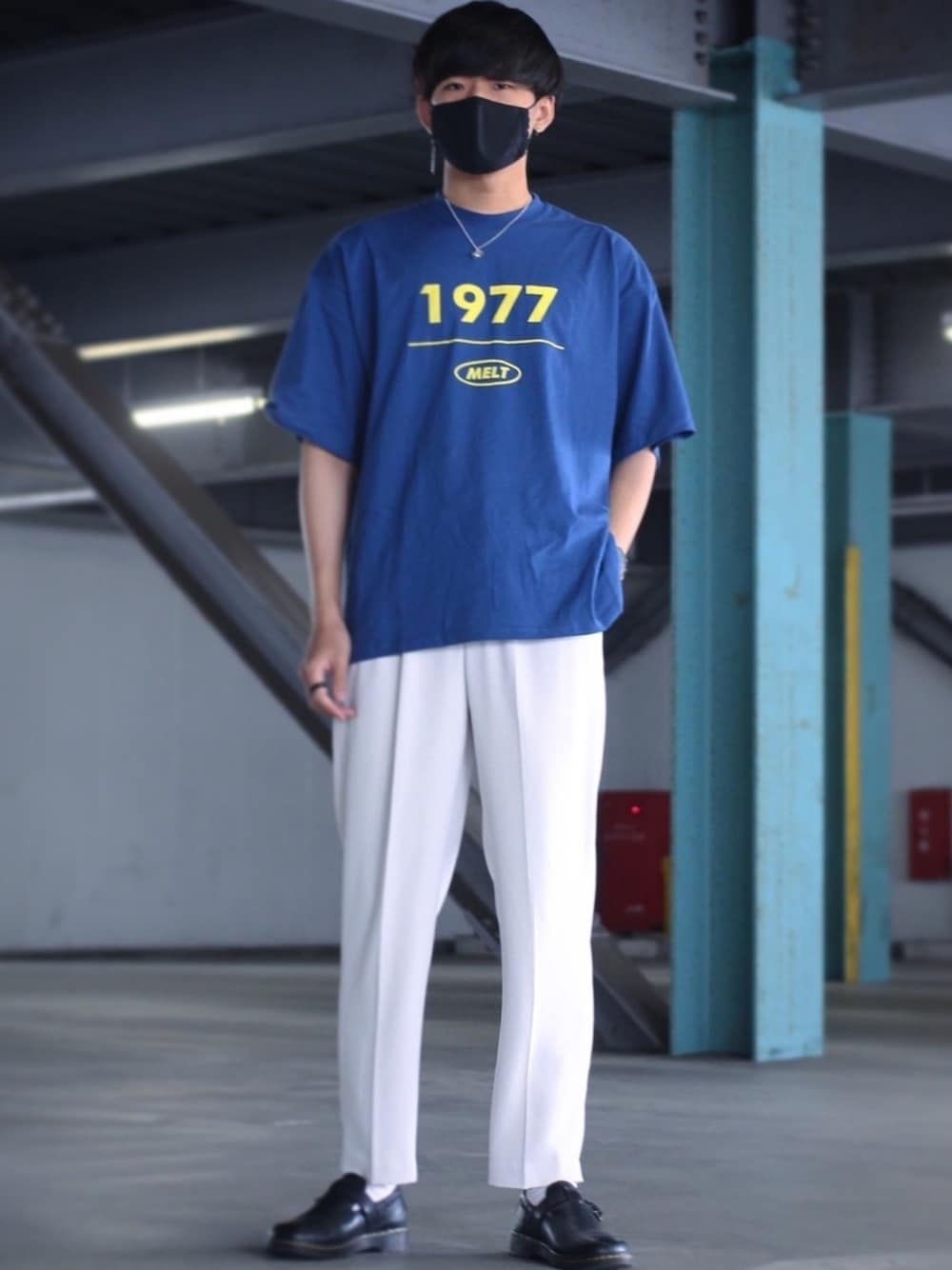 「夏コーデ、白パンツ、革靴、ゆるコーデ、シンプル、ビッグシルエット、スラックス、アンクルパンツ、ユニクロ、プチプラ」｜「G.O.Cのビッグシルエット プリント半袖Tシャツ（Tシャツ/カットソー、ブルー系）」を使った、Ryohさん（メンズ・175cm）の夏コーディネートの1枚目の写真