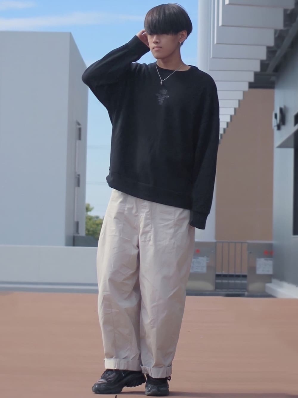 「シンプル、モノトーン、ワイドパンツ、白パンツ、ダッドスニーカー、スウェット、ビッグシルエット、秋服」｜「G.O.Cのオーバーサイズ バラ刺繍 スウェットトレーナー（スウェット、ブラック系）」を使った、Ryohさん（メンズ・175cm）の秋コーディネートの1枚目の写真