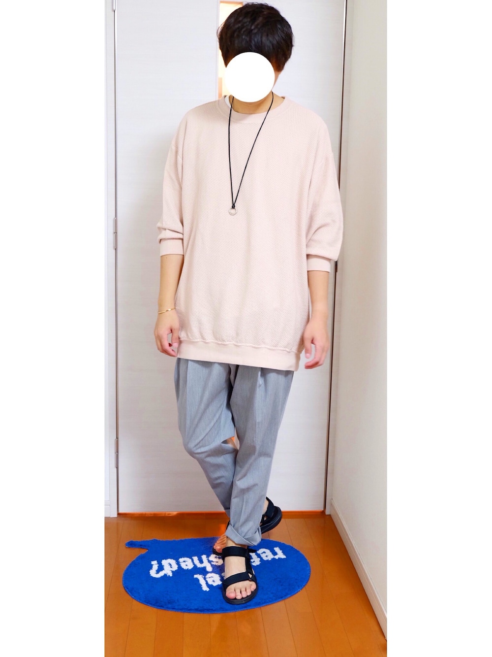 「ゆるコーデ、大人カジュアル、夏、サマーニット、ootd、サンダル、淡い色コーデ、iroquois、Milok」｜「Iroquoisの30/2PARALLELED YARN ルーズシルエットカットソー（Tシャツ/カットソー、ホワイト系）」を使った、いくさん（メンズ・173cm）の夏コーディネートの1枚目の写真