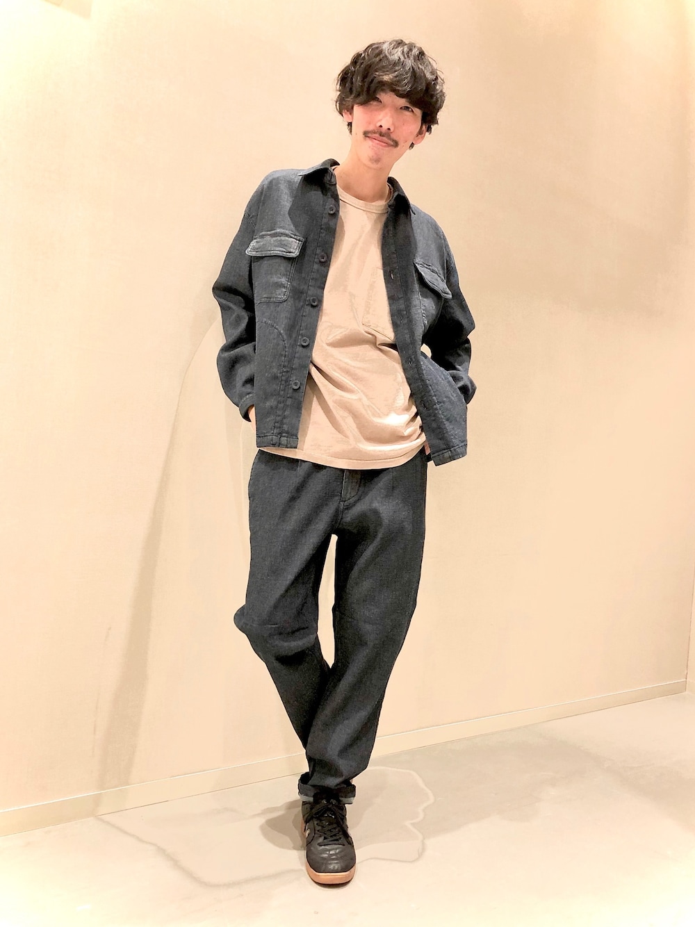 ブルー系のブルゾン、ブルー系のデニムパンツ、ベージュ系のTシャツ/カットソーを着用したメンズの春コーディネートの1枚目の写真