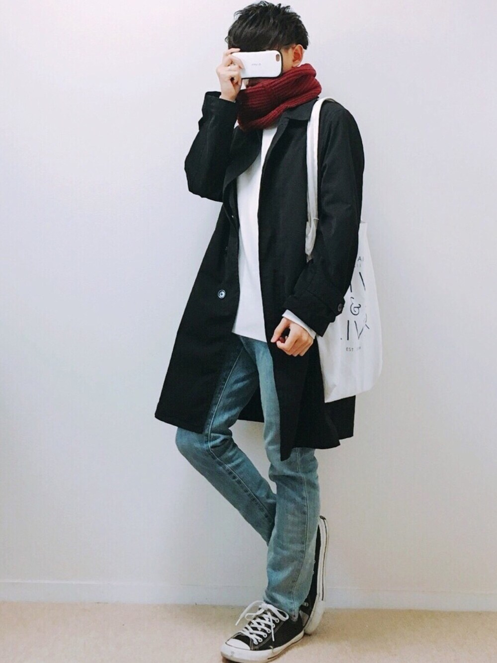 「ZOZO公認ユーザー、シンプル、zozoデニム、ステンカラーコート、ニット、スニーカー、converse、スヌード、トリコロール、おしゃれさんと繋がりたい」｜「green label relaxingのSC　PE/STRC ステンカラーコート ◆（ステンカラーコート、ブラック系）」を使った、Yumaさん（メンズ・170cm）の秋コーディネートの1枚目の写真