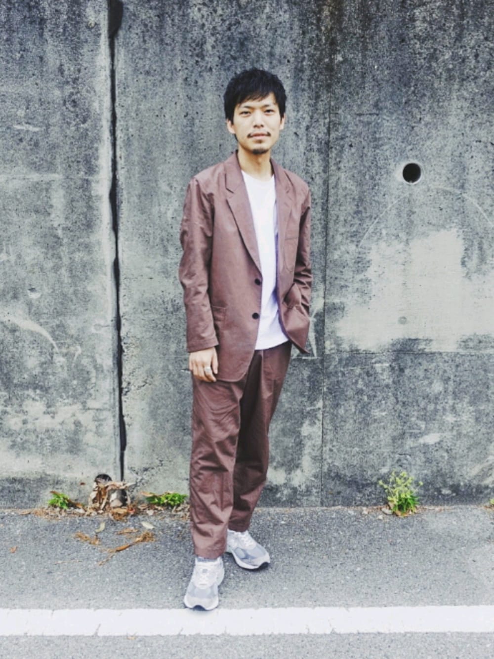「おしゃれさんと繋がりたい、オトナカジュアル、シンプルコーデ、スニーカー、春コーデ、低身長、UNIQLO、GU、セットアップ、993」｜「UNIQLOのアイテム（テーラードジャケット、ブラウン系）」を使った、わむう_wamuさん（メンズ・164cm）の春コーディネートの1枚目の写真