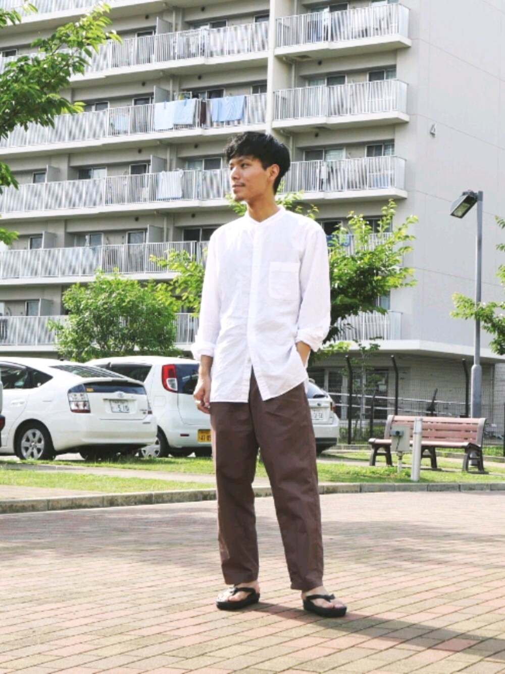 「夏コーデ、お洒落さんとつながりたい、シンプル、ラフ、低身長、オトナカジュアル、UNIQLO、bench、ビーサン、シャツスタイル」｜「BENCH（BENSAN）のアイテム（ビーチサンダル、ブラック系）」を使った、わむう_wamuさん（メンズ・164cm）の夏コーディネートの1枚目の写真