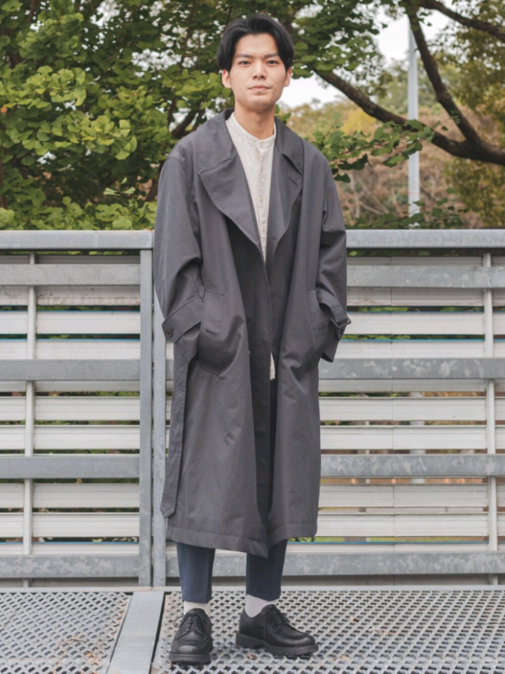 「秋のマイ旬スタイル、お洒落さんとつながりたい、きれいめカジュアル、ゆるコーデ、プチプラコーデ、ユニクロ、UNIQLO、トレンチコート、ロングコート、低身長」｜「WYM LIDNMの【WYM LIDNM】PE/TWILL TAPPERED ANKLE SLACKS（スラックス、ブルー系）」を使った、わむう_wamuさん（メンズ・164cm）の秋コーディネートの1枚目の写真