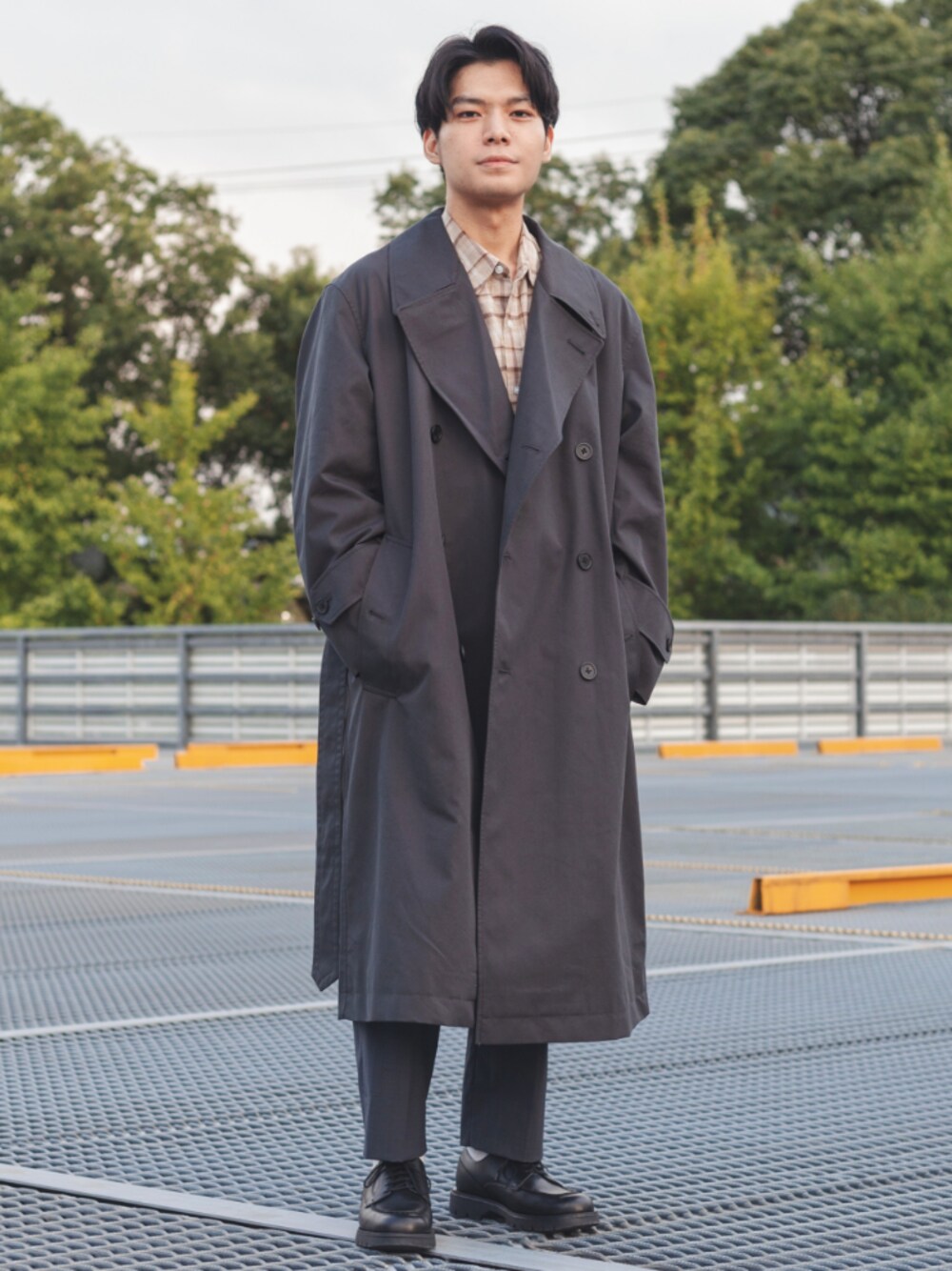 「秋のマイ旬スタイル、おしゃれさんと繋がりたい、秋服、ロングコート、トレンチコート、ユニクロ、ユニクロコーデ、革靴、チェック、低身長」｜「UNIQLOのアイテム（トレンチコート、グレー系）」を使った、わむう_wamuさん（メンズ・164cm）の秋コーディネートの1枚目の写真