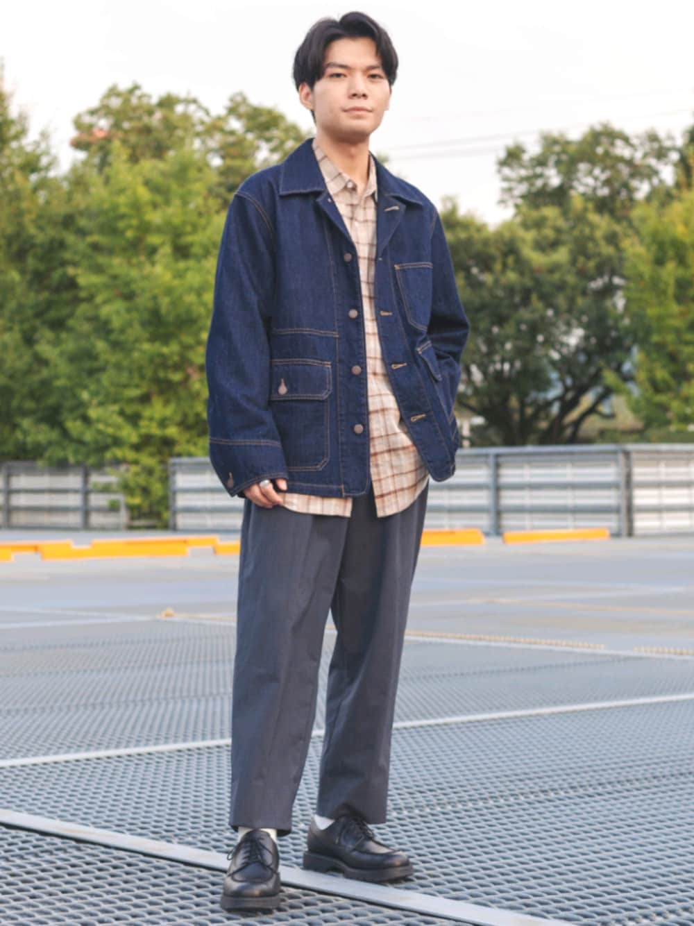 「秋コーデ、カジュアルコーデ、大人カジュアル、くすみカラー、秋のマイ旬スタイル、低身長、ユニクロ、革靴、ワイドパンツ、シャツスタイル」｜「UNIQLOのアイテム（デニムジャケット、ブルー系）」を使った、わむう_wamuさん（メンズ・165cm）の秋コーディネートの1枚目の写真