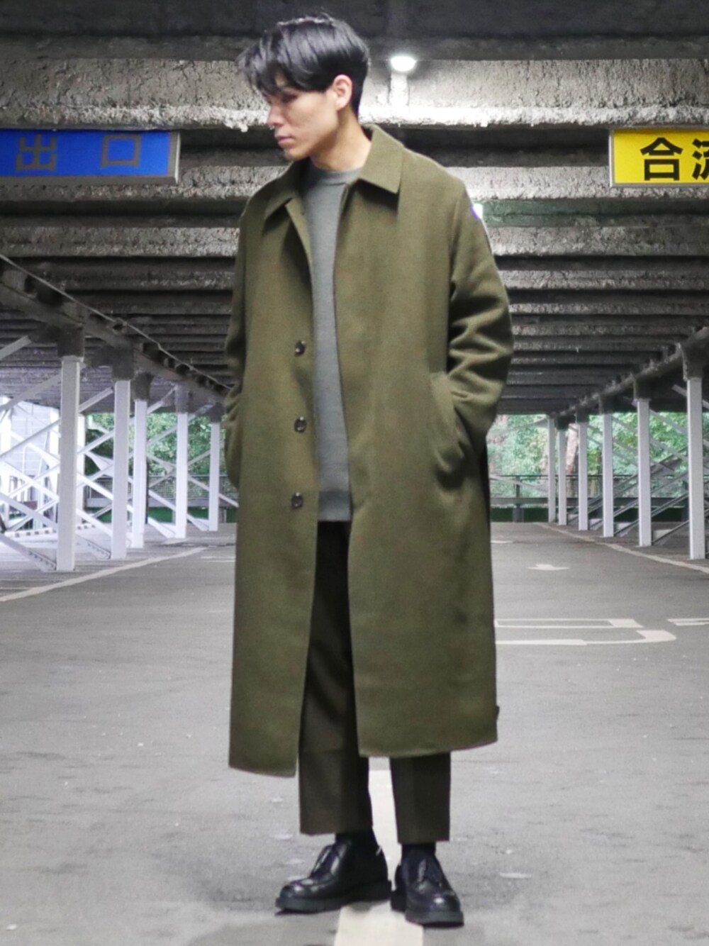 「ワントーンコーデ、ユニクロ、カーキ、ブラウン、ロングコート、セットアップ、低身長、革靴、UNIQLO、UNIQLO U」｜「UNIQLOのアイテム（ステンカラーコート、グリーン系）」を使った、わむう_wamuさん（メンズ・165cm）の秋コーディネートの1枚目の写真