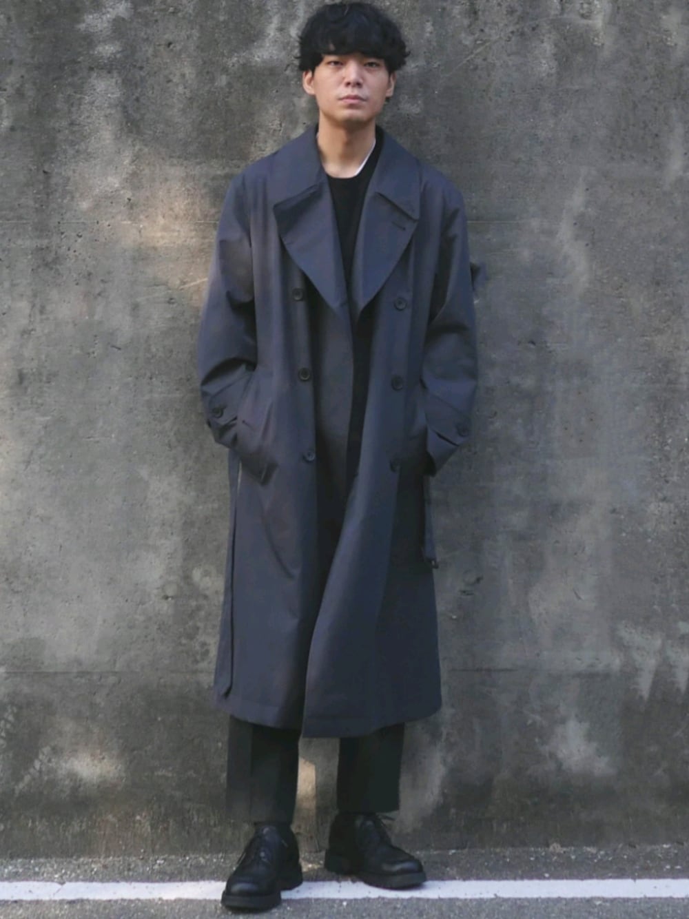 「wearhalloween2020、秋コーデ、冬コーデ、コート、黒、ブラック、低身長、革靴、ユニクロ、UNIQLO」｜「UNIQLOのエクストラファインメリノクルーネックセーター（長袖）（ニット/セーター、ブラック系）」を使った、わむう_wamuさん（メンズ・165cm）の秋コーディネートの1枚目の写真
