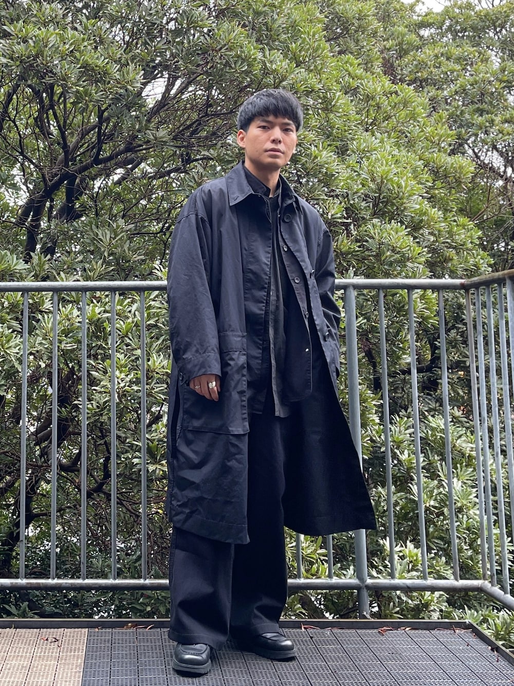 ブラック系のドレスシューズを着用したメンズの冬コーディネートの1枚目の写真