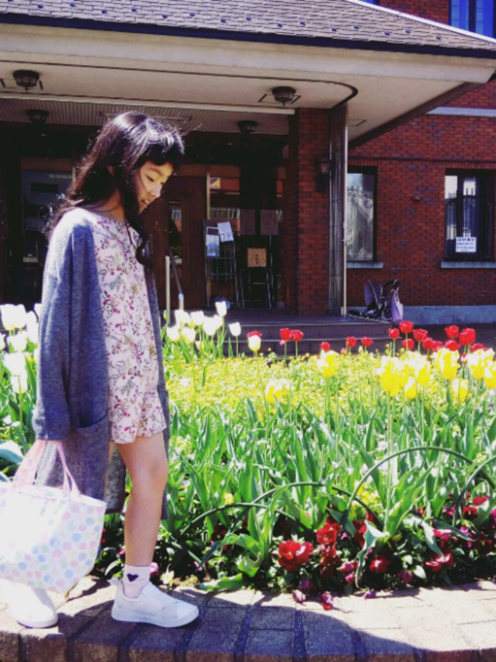 「キッズファッション、ザラキッズ」｜「ZARA KIDSのアイテム（カーディガン/ボレロ、グレー系）」を使った、coconaさん（キッズ・125cm）の春コーディネートの1枚目の写真