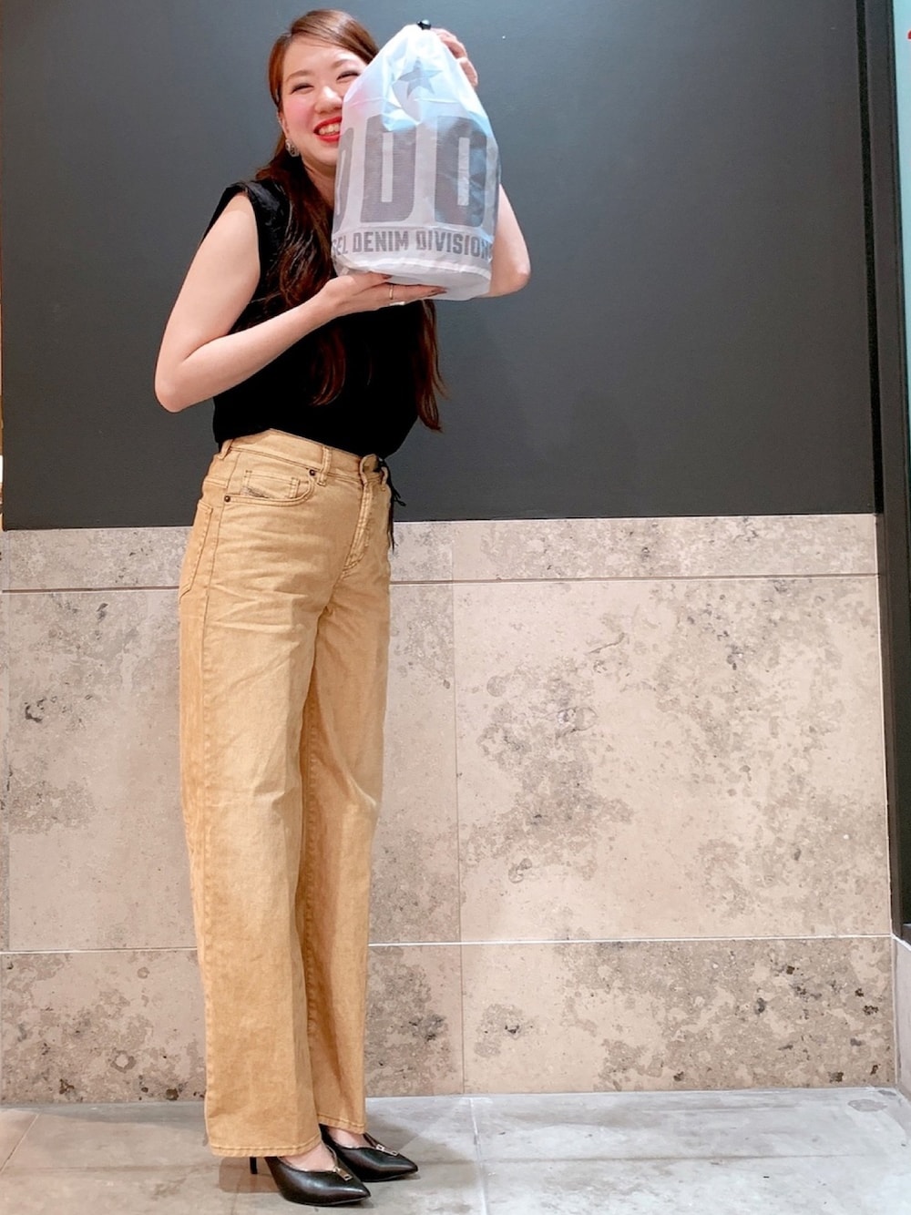 「シンプル、ディーゼル、デニム、Diesel、楽チンコーデ、大人コーデ、きれいめカジュアル、大人ガーリー、ブラック、ノースリーブ」｜「DIESELのウィメンズ　ワイドシルエットカラーデニム（デニムパンツ、ベージュ系）」を使った、kecoさん（レディース・164cm）の夏コーディネートの1枚目の写真