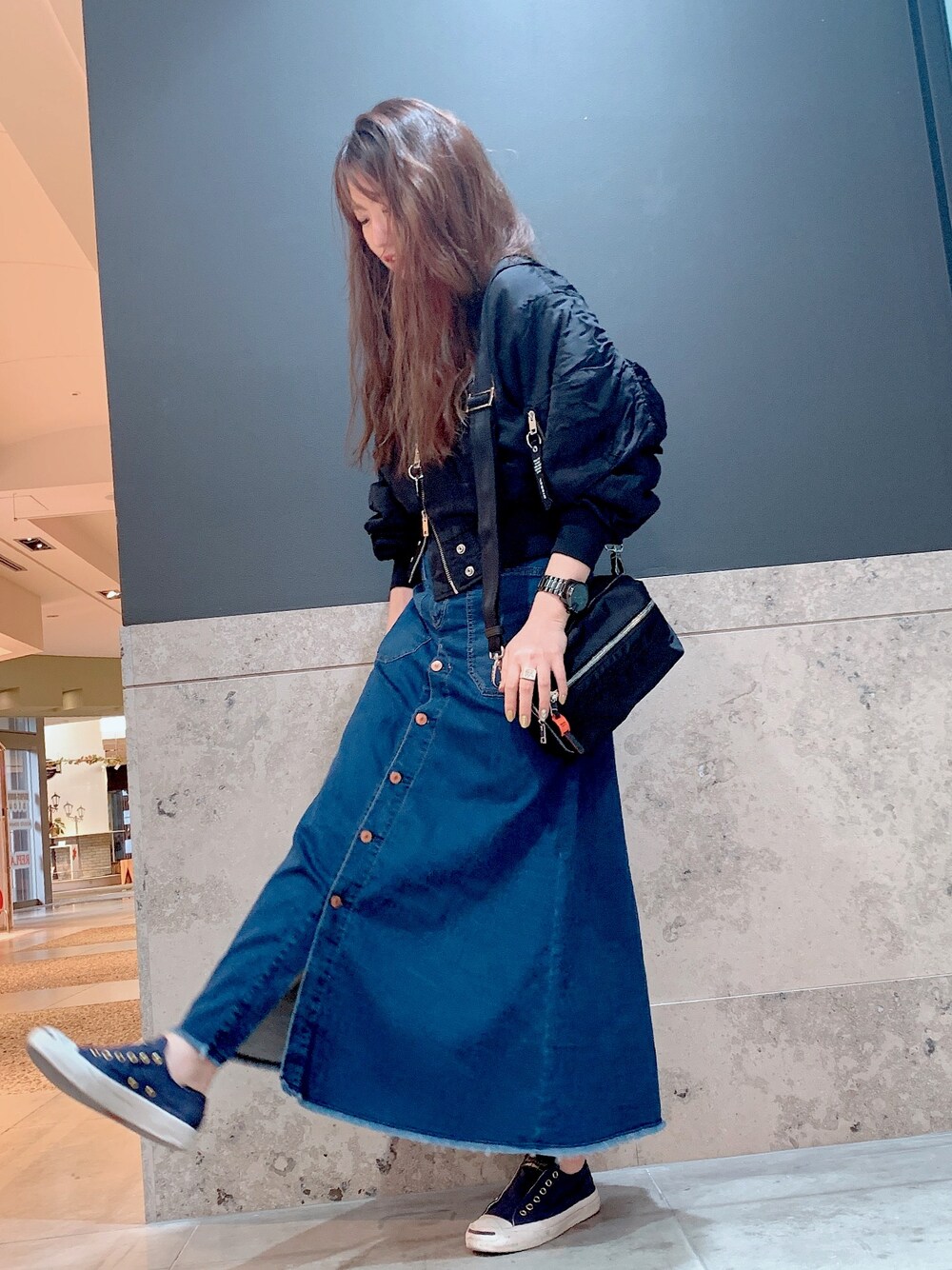 「シンプル、秋コーデ、スニーカー、大人女子、スカート、ラクチンコーデ、Diesel、dieseldenim、ロングヘア、コンバース」｜「DIESELのレディース　サテン ボンバージャケット（ミリタリージャケット、ブラック系）」を使った、kecoさん（レディース・164cm）の夏コーディネートの1枚目の写真