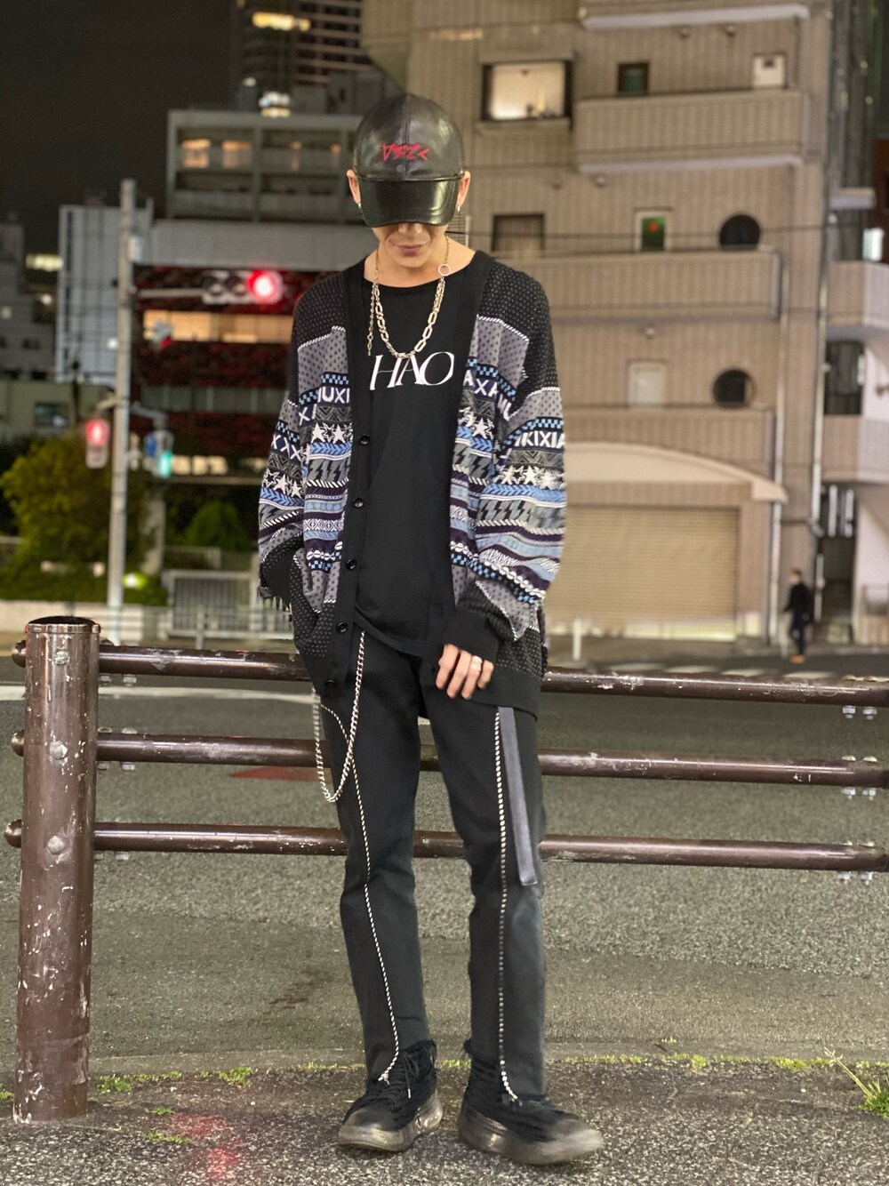 「カーディガン、プリントT、厚底シューズ、モノトーン、キャップ、ファッションの力を信じよう、ROYAL FLASH」｜「LAD MUSICIANのアイテム（カーディガン/ボレロ、ブラック系）」を使った、そーふぃさん（メンズ・170cm）の春コーディネートの1枚目の写真
