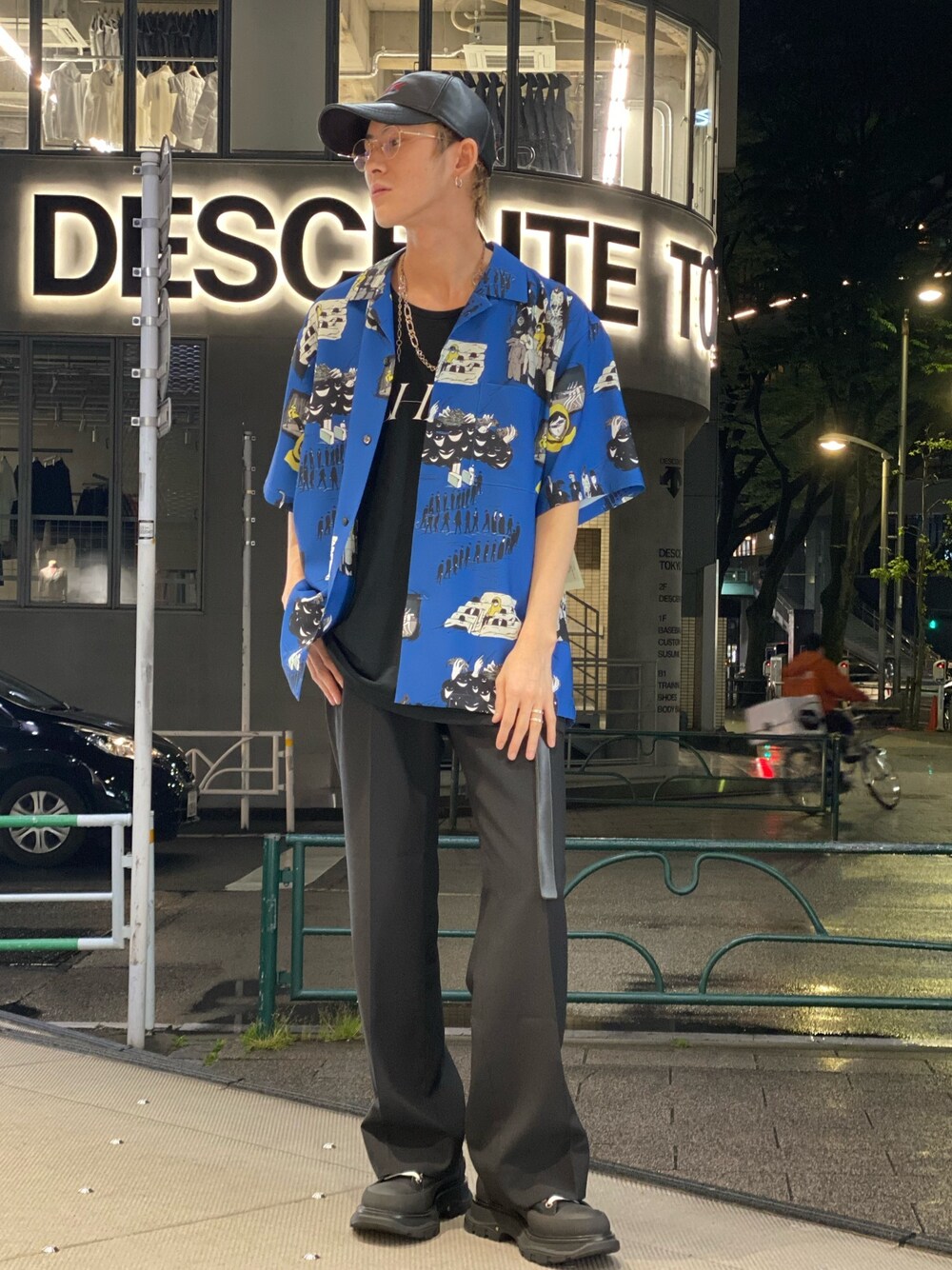「キャップ、スニーカー、シャツスタイル、オープンカラーシャツ、フレアパンツ、モード、おしゃれさんと繋がりたい、ROYAL FLASH、ファッションの力を信じよう」｜「Azuma.のAzuma. Azuma × RYOJI YAMADA ALOHA SHIRT (21SH-SH-02)（シャツ/ブラウス、ブルー系）」を使った、そーふぃさん（メンズ・170cm）の春コーディネートの1枚目の写真