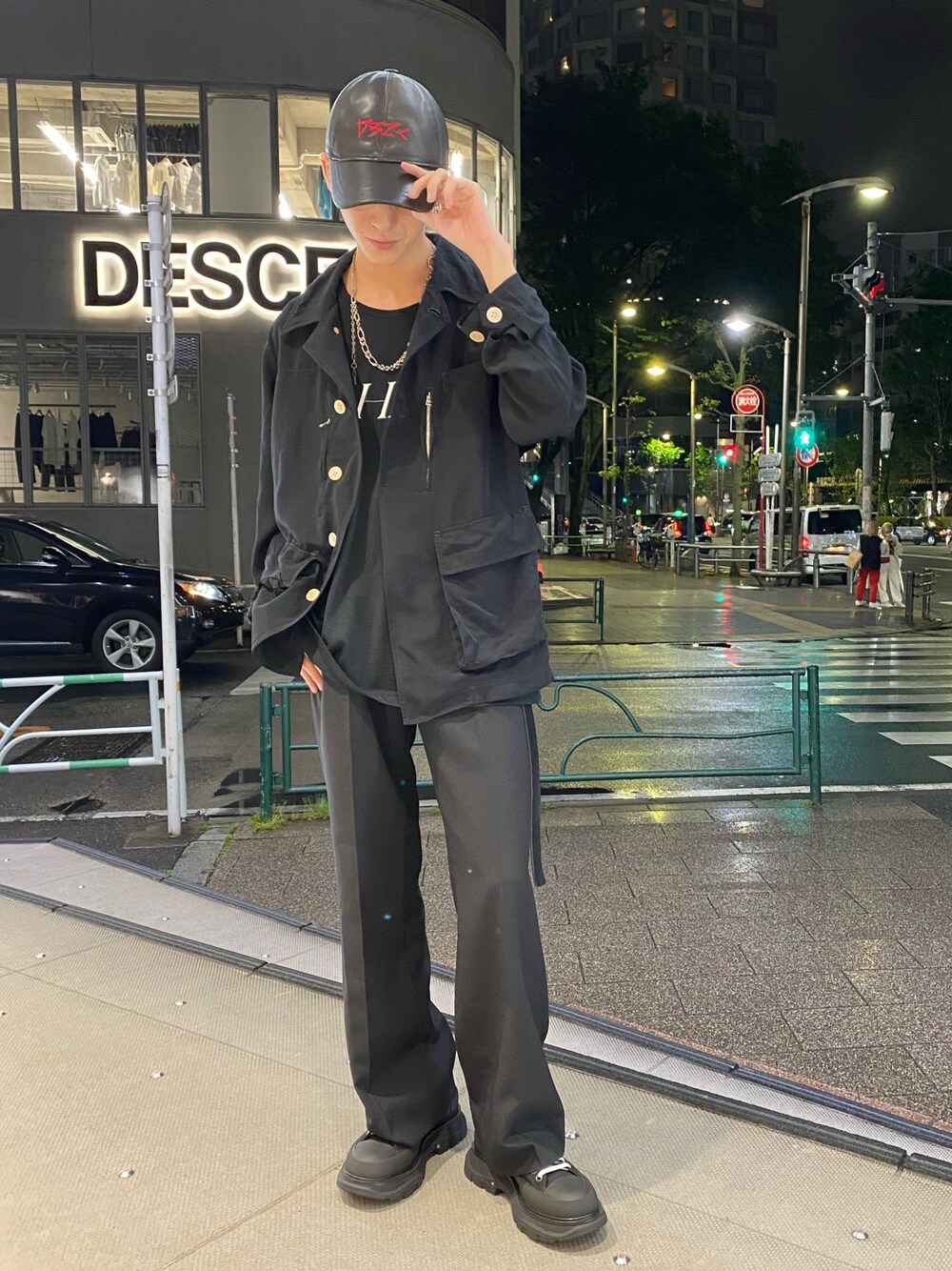 「キャップ、スニーカー、モード、フレアパンツ、おしゃれさんと繋がりたい、ootd、ROYAL FLASH、ファッションの力を信じよう」｜「BED J.W. FORDのアイテム（ジャケット/アウター、ブラック系）」を使った、そーふぃさん（メンズ・170cm）の春コーディネートの1枚目の写真