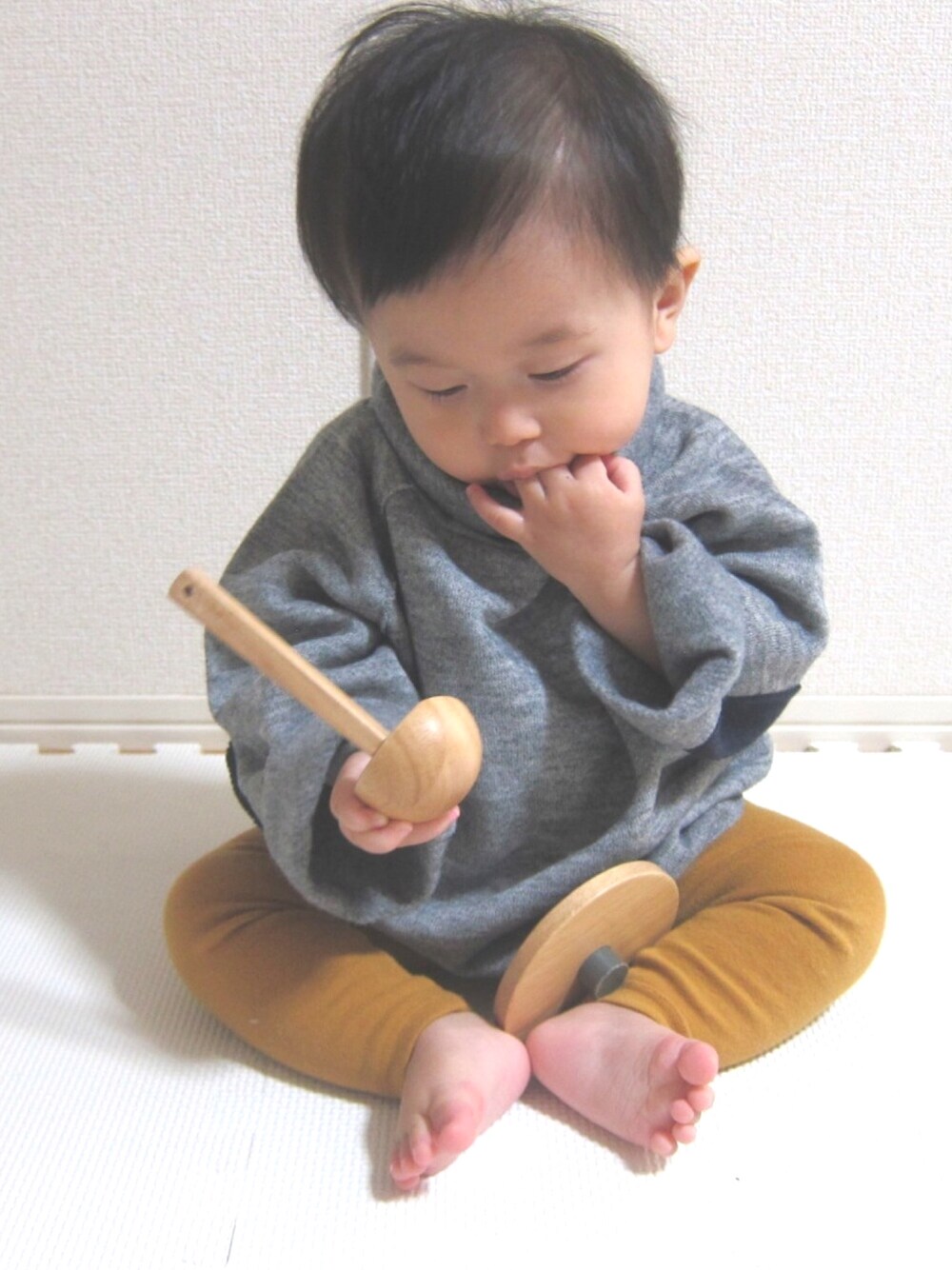 「hirune、秋冬コーデ、キッズファッション、キッズコーデ、男の子、０歳、シンプルコーデ、韓国ファッション、韓国子供服」｜「hirune_selectのアイテム（ニット/セーター、グレー系）」を使った、ara chanさん（キッズ・80cm）の冬コーディネートの1枚目の写真