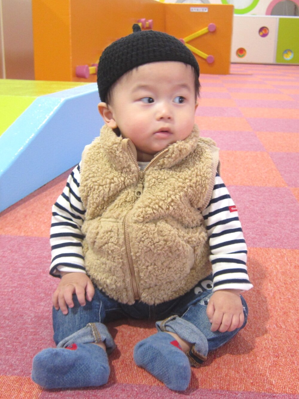 「兄弟コーディネート、冬、kidsfashion、キッズコーデ、キッズファッション、０歳、男の子、男の子コーデ、キッズ」｜「UNIQLOのアイテム（ベスト、ベージュ系）」を使った、ara chanさん（キッズ・100cm）の冬コーディネートの1枚目の写真