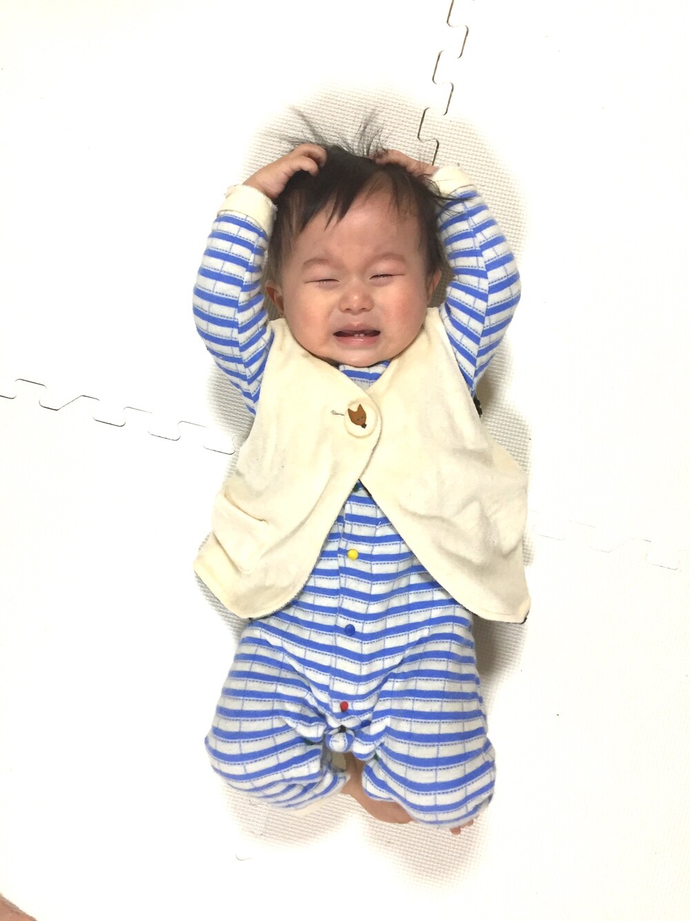 「ロンパース、ベビーコーデ、秋冬コーデ、０歳、kids、男の子、ボーダー、シンプル」｜「kladskapのアイテム（ベスト、ベージュ系）」を使った、ara chanさん（キッズ・100cm）の冬コーディネートの1枚目の写真