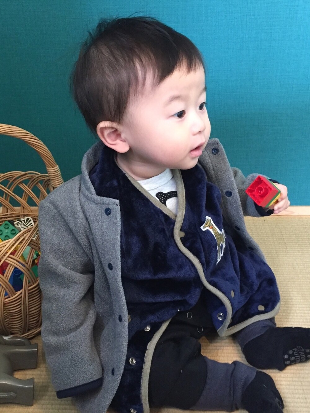 「キッズコーデ、０歳、男の子、冬コーデ、シンプルコーデ、無印良品、ベビーコーデ、おとこのこ」｜「Ocean&Groundのフリースベビースリーパー（S）（その他ベビー用品、ブルー系）」を使った、ara chanさん（キッズ・100cm）の冬コーディネートの1枚目の写真
