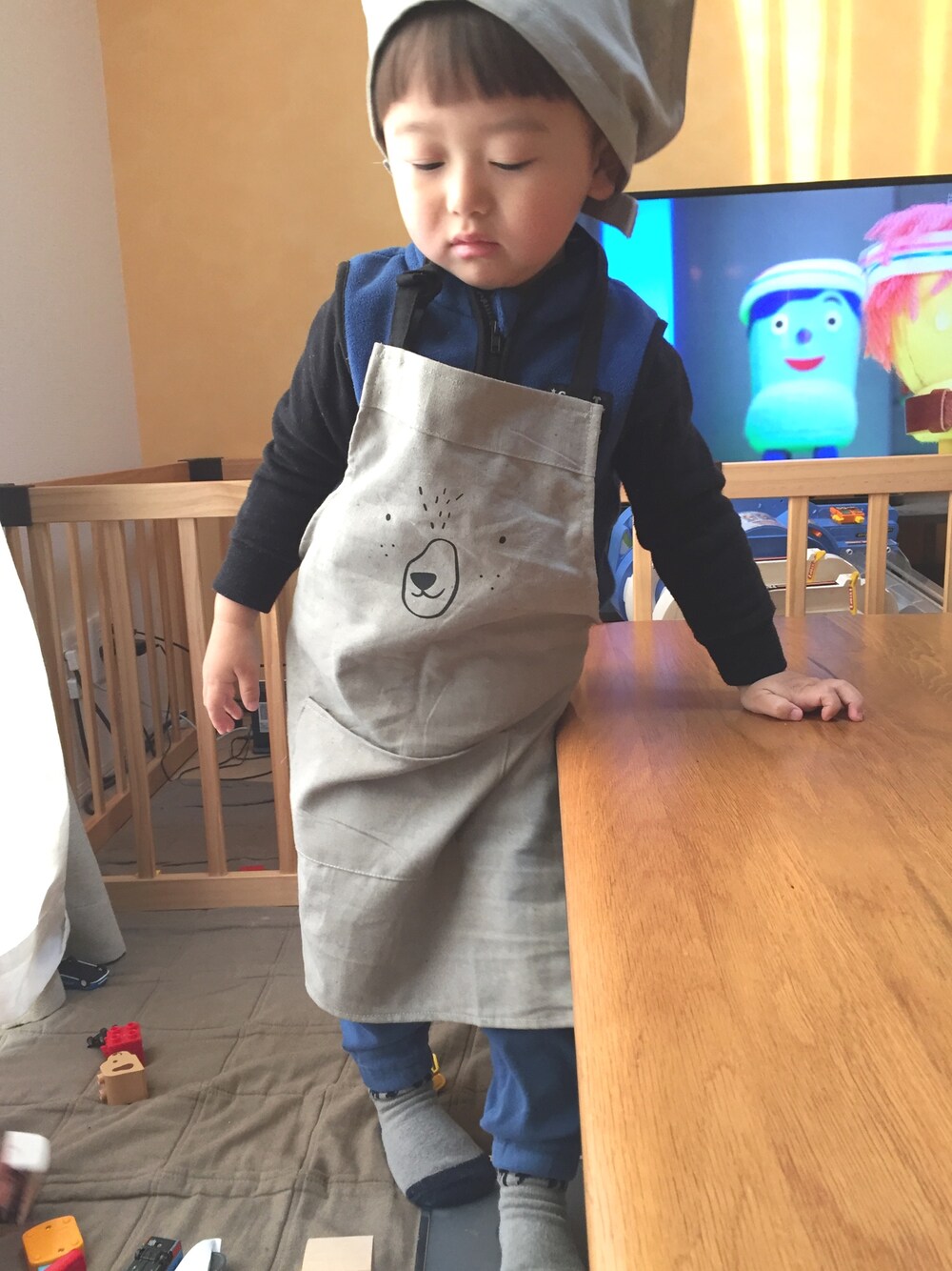「エプロン、韓国子供服、男の子、3歳、キッズコーデ、キッズファッション、シンプルコーデ、保育園コーデ」｜「韓国こどもふくのアイテム（エプロン、グレー系）」を使った、ara chanさん（キッズ・100cm）の冬コーディネートの1枚目の写真