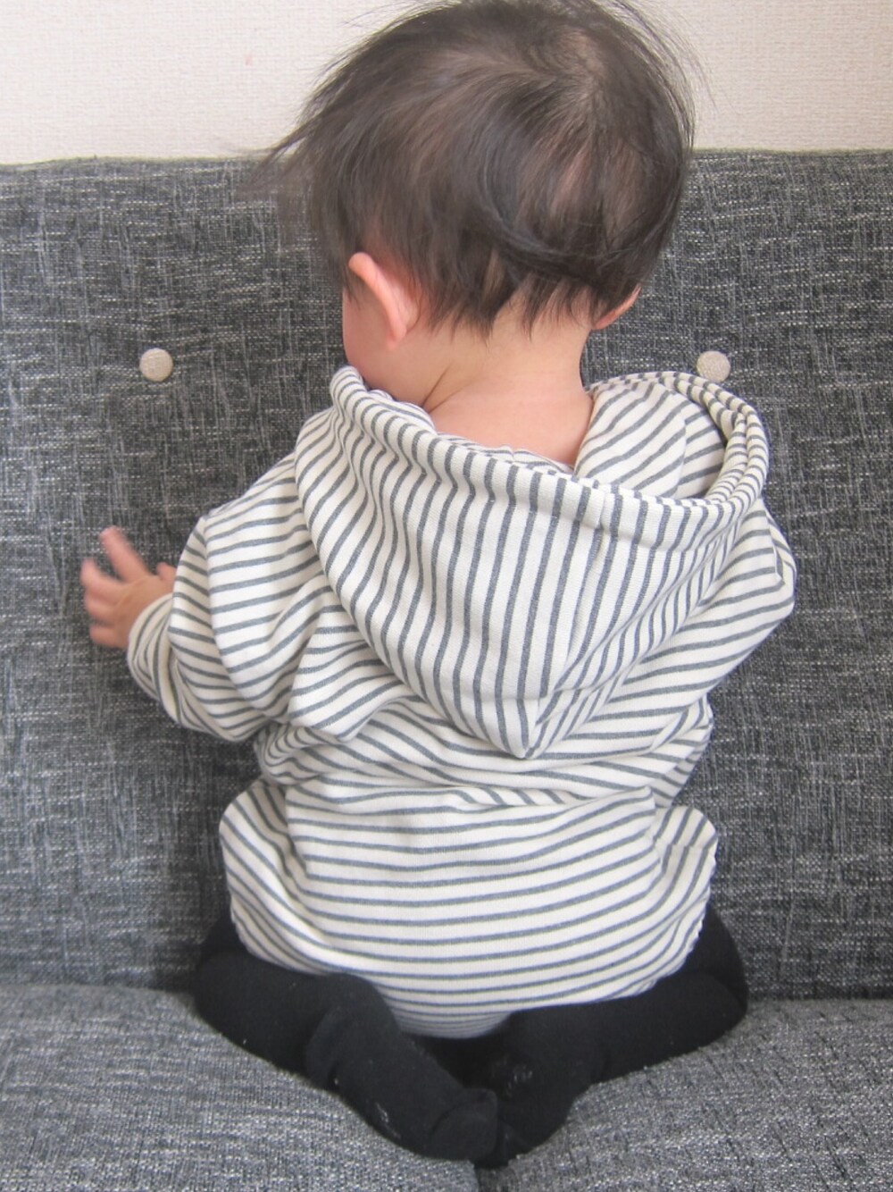 「キッズコーデ、男の子、1歳、春コーデ、ゆるコーデ、おしゃれさんと繋がりたい」｜「hirune_selectのアイテム（トップス、ホワイト系）」を使った、ara chanさん（キッズ・100cm）の冬コーディネートの1枚目の写真
