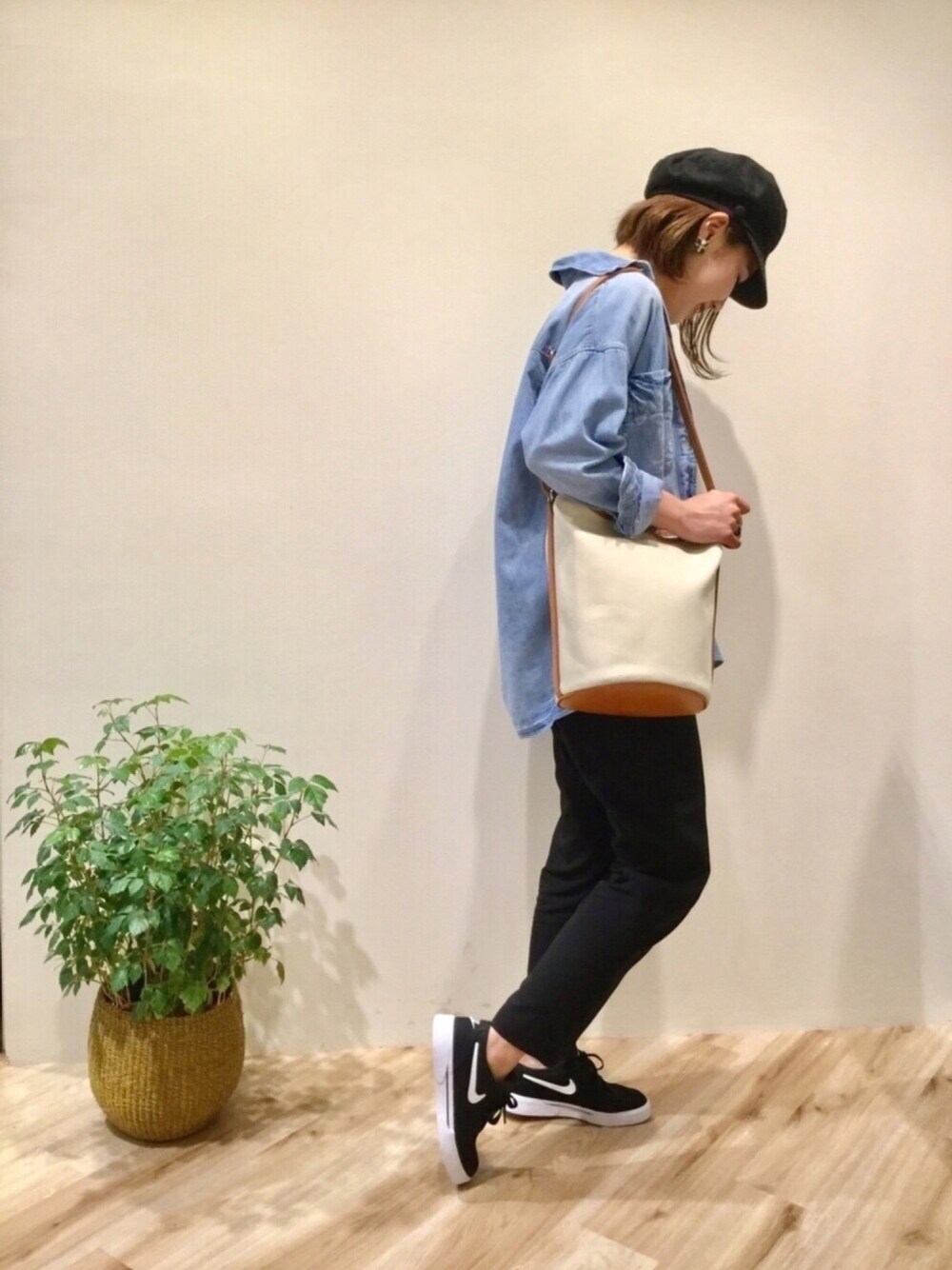 「大人カジュアル、ラフ、シンプル、ootd、きれいめカジュアル、デニム、大人コーデ、fashion」｜「un dix corsのジョーゼットテーパードパンツ（その他パンツ、ブラック系）」を使った、sa-kiiさん（レディース・159cm）の春コーディネートの1枚目の写真
