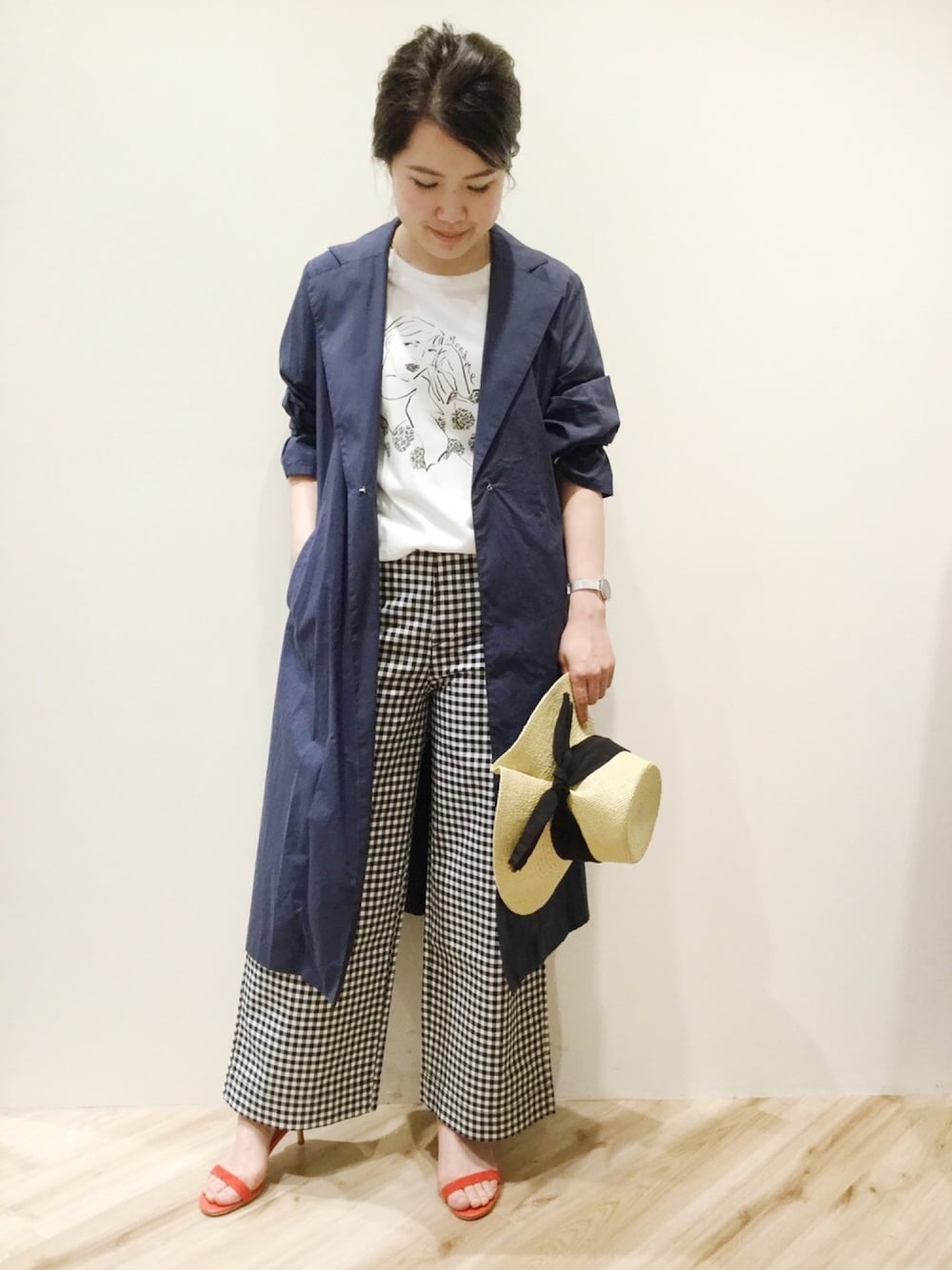 「カジュアルコーデ、ラフ、オトナ女子、ギンガムチェック、Tシャツ、春、オトナカジュアル、トレンチコート、ワイドパンツ」｜「Monameのアイテム（トップス、ホワイト系）」を使った、sa-kiiさん（レディース・159cm）の春コーディネートの1枚目の写真