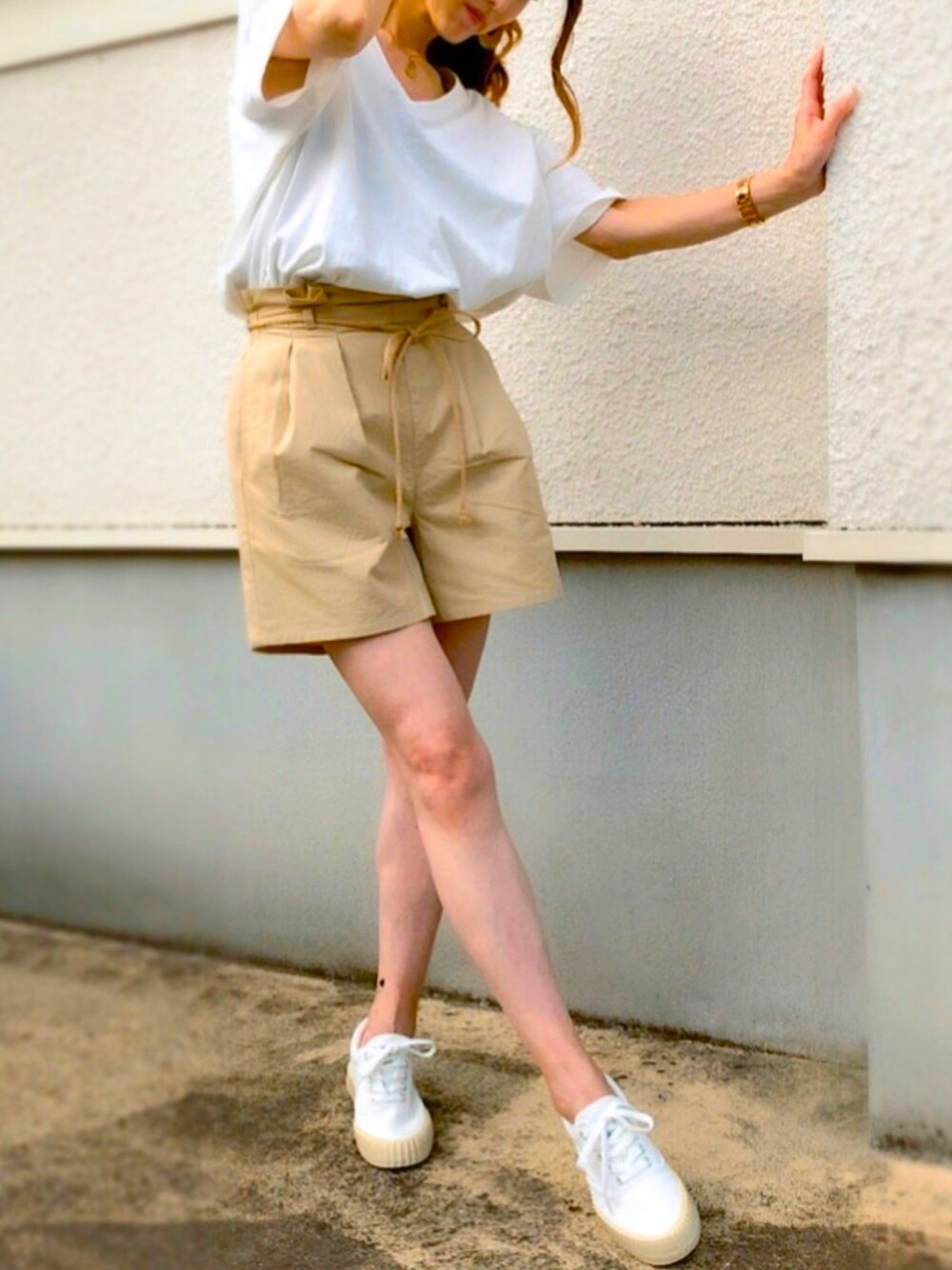 「リネン、オトナカジュアル、シンプルコーデ、夏コーデ、スニーカーコーデ、Tシャツ、ショートパンツ、スニーカー、シンプル、きれいめカジュアル」｜「Arnold Palmerの☆BARNSsohostreet(バーンズソーホーストリート)☆　2020SS新作　Rashford　 AP053650（スニーカー、ホワイト系）」を使った、arnoldpalmer2018さん（レディース・161cm）の夏コーディネートの1枚目の写真