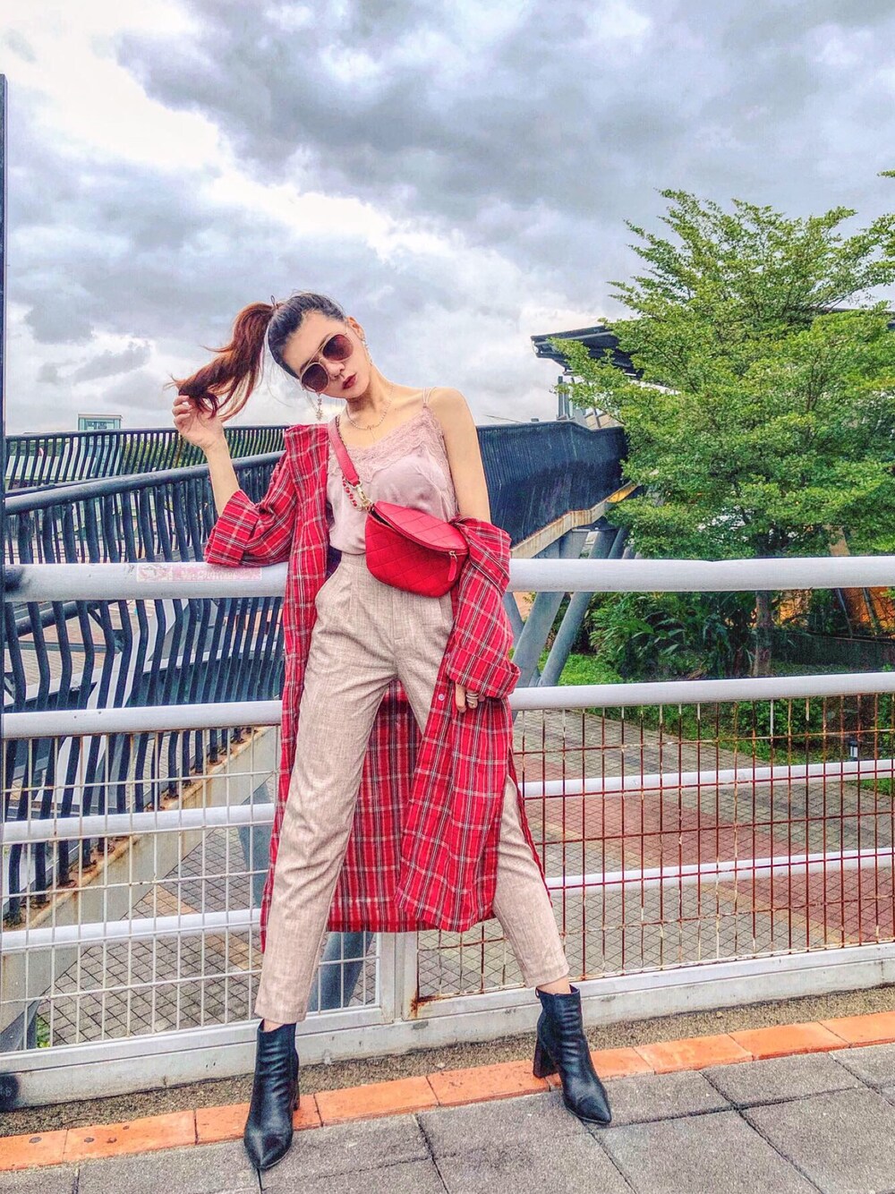 「ootd、休閒、街頭穿搭、歐美、秋のコーデ、WEAR、outfit、girl、WOMEN、STYLE」｜「迷胡小姐のアイテム（その他アウター、レッド系）」を使った、MIN HU’sさん（レディース・162cm）の秋コーディネートの1枚目の写真