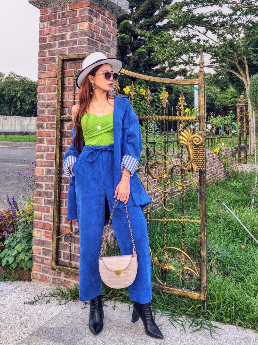 「ootd、oversize、WEAR、outfit、fashion、girl、WOMEN、秋のコーデ、TAIPEI、2019AW」｜「迷胡小姐のアイテム（その他アウター、ブルー系）」を使った、MIN HU’sさん（レディース・162cm）の秋コーディネートの1枚目の写真