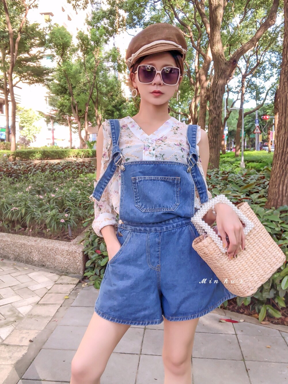 「ootd、summer、sweet、girl、fashion、WEAR、STYLE、2020AW、AIR MAX、Taiwan」｜「迷胡小姐のアイテム（サロペット/オーバーオール、ブルー系）」を使った、MIN HU’sさん（レディース・162cm）の夏コーディネートの1枚目の写真