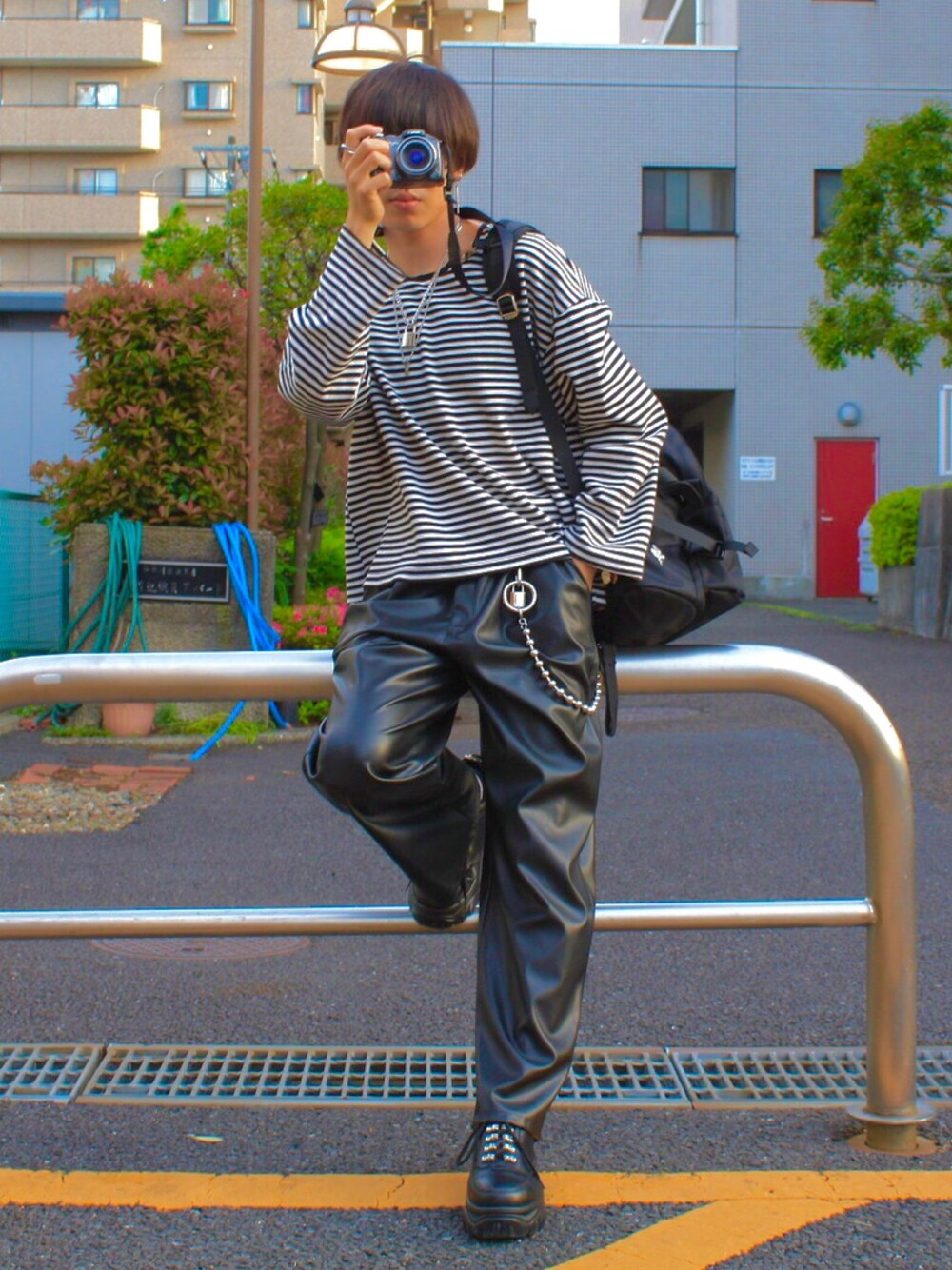 「シンプル、おしゃれさんと繋がりたい、ゆるコーデ、カジュアルコーデ、古着MIX、ラフ、モノトーン、ボーダー、ブラックコーデ」｜「ADRERのロングスリーブビッグロンT（Tシャツ/カットソー、その他）」を使った、TOMOYAさん（メンズ・171cm）の春コーディネートの1枚目の写真