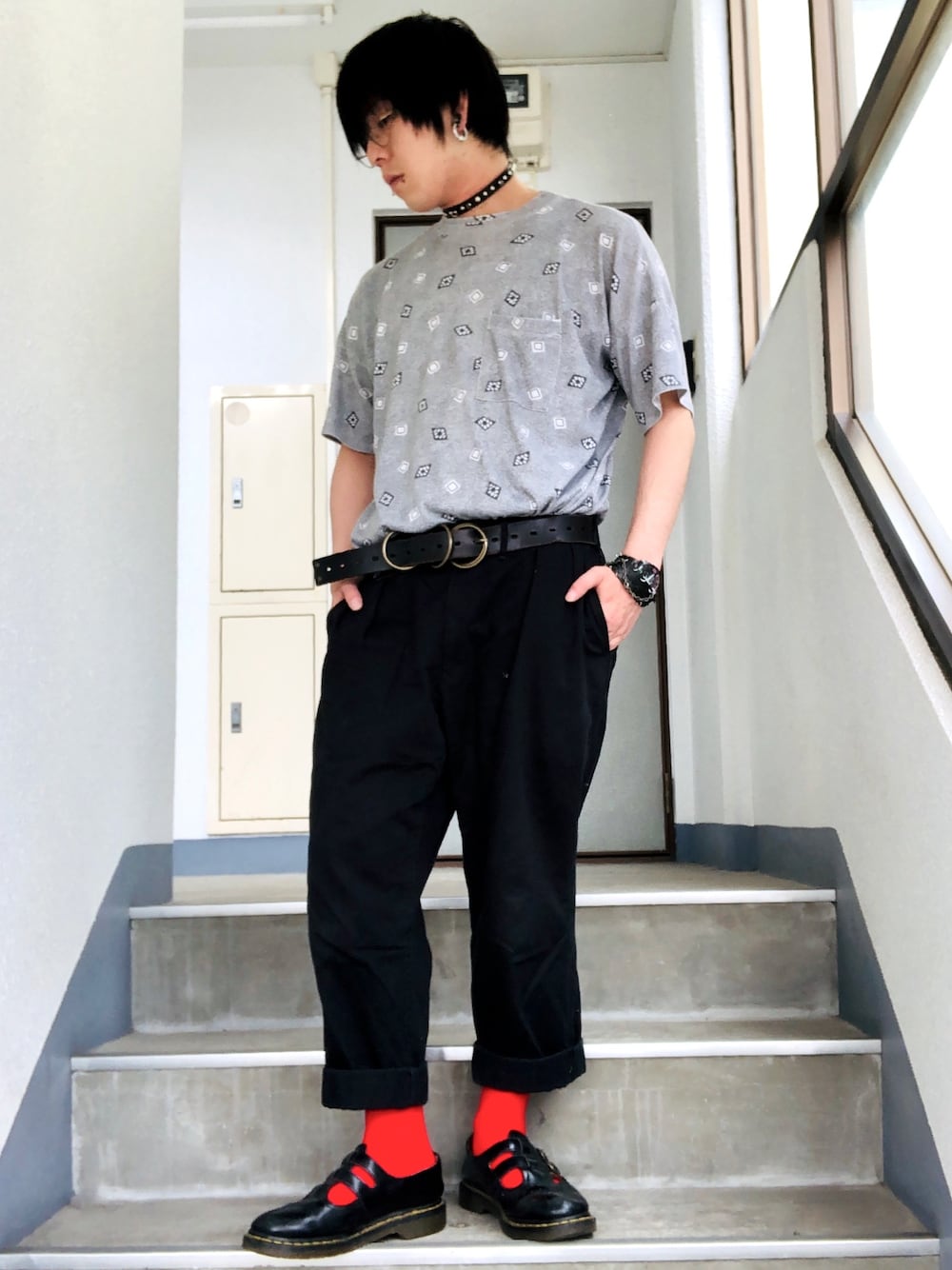 「夏コーデ、お洒落さんとつながりたい、古着、古着コーデ、Dr.Martens、自作アイテム、さしいろ赤、チョーカー、ボディピアス、メガネ男子」｜「古着のアイテム（Tシャツ/カットソー、グレー系）」を使った、針山ラットさん（メンズ・164cm）の夏コーディネートの1枚目の写真