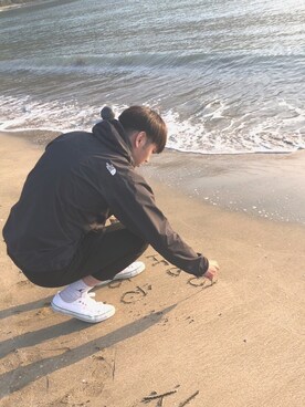 「海」｜「アイテム（ナイロンジャケット）」を使った、ほしのさん（メンズ・181cm）の春コーディネート