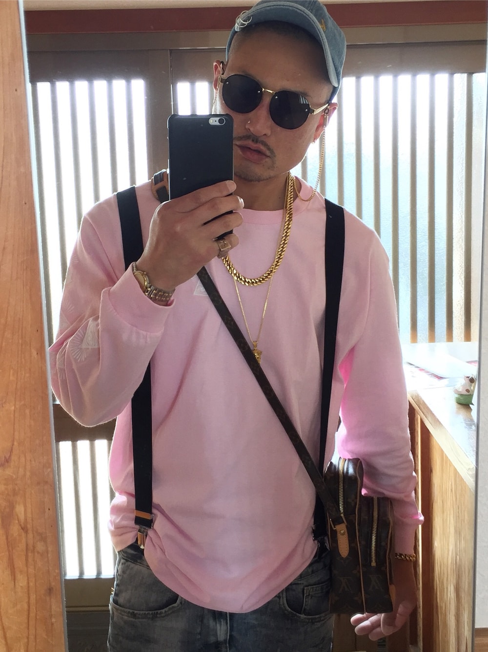 LOUIS VUITTONのショルダーバッグを使った人気ファッション