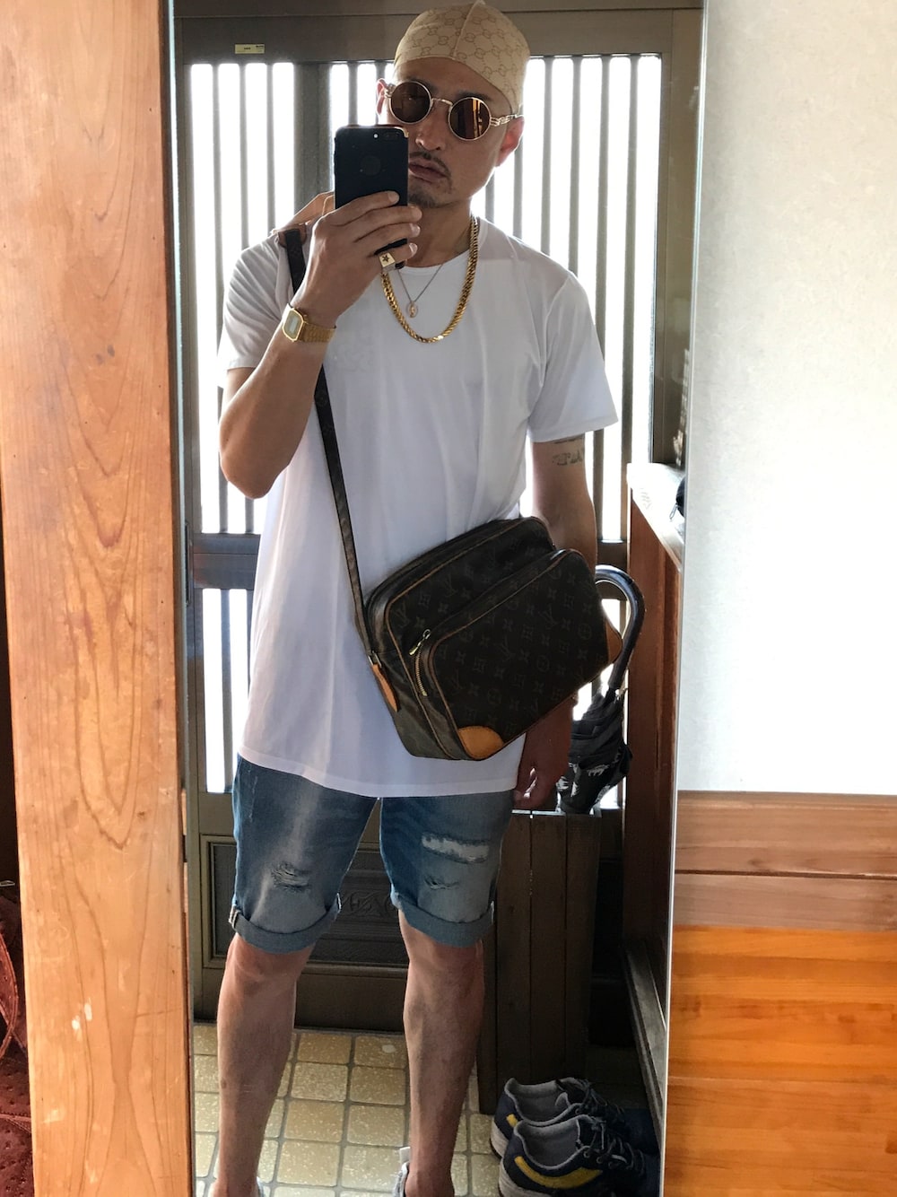 LOUIS VUITTONのショルダーバッグを使った人気ファッション