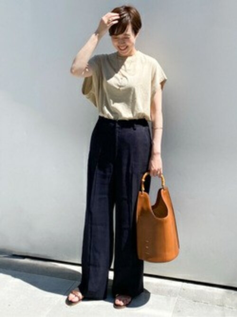 ベージュ系のTシャツ/カットソー、ブルー系のその他パンツ、ゴールド系のネックレスを着用したレディースの春コーディネートの1枚目の写真