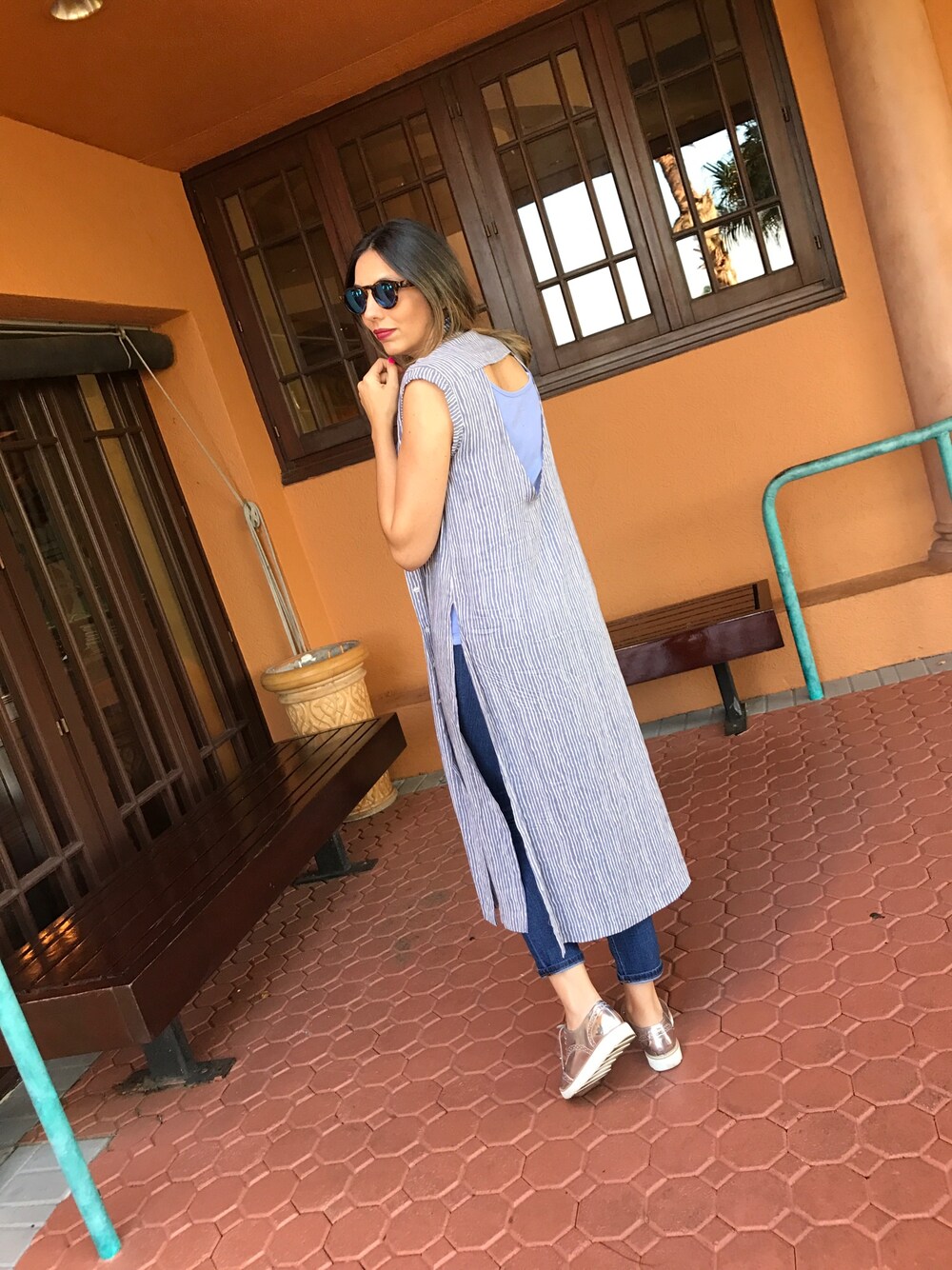「ootd、vest、platform shoes、silver、casual、fashion、trend、denim、streetstyle、sneakers」｜「MELROSEのアイテム（ベスト、ブルー系）」を使った、tipsforshopさん（レディース・170cm）の冬コーディネートの1枚目の写真