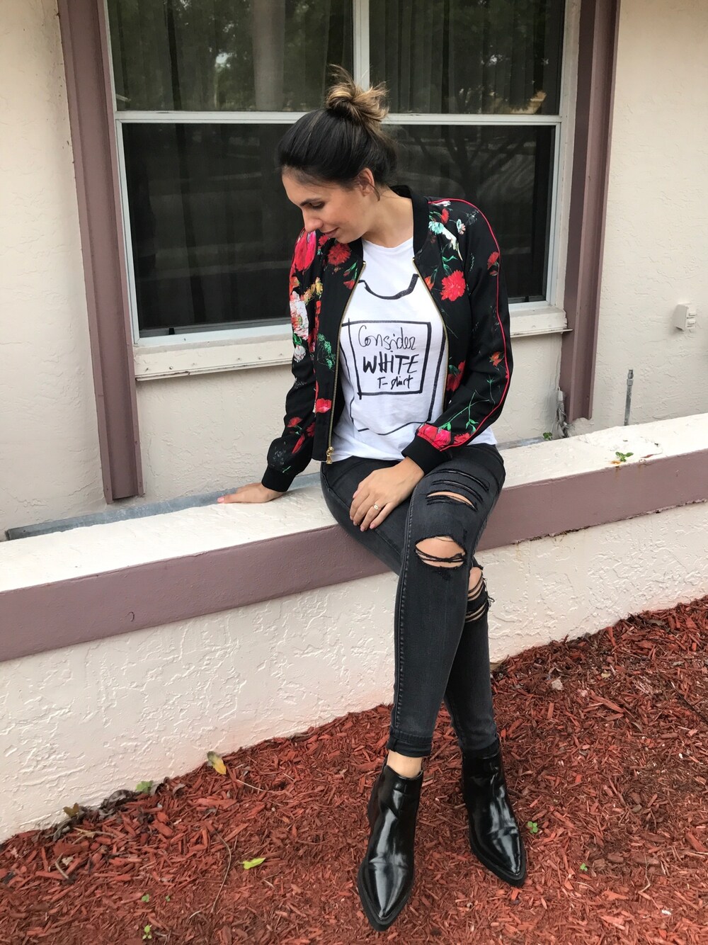 「ootd、outfit、rippedjeans、bomberjacket、fashion、streetstyle、streetfashion、flower、ankleboot、tipsforshop」｜「EXPRESSのアイテム（ジャケット/アウター、その他）」を使った、tipsforshopさん（レディース・170cm）の冬コーディネートの1枚目の写真