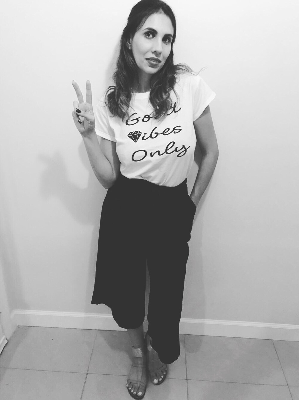 「graphictee、Tshirts、ootd、inspiration、fashion、casual、streetstyle、carolviliotti、pantacourt、black and white」｜「Carol Viliottiのアイテム（Tシャツ/カットソー、ホワイト系）」を使った、tipsforshopさん（レディース・170cm）の春コーディネートの1枚目の写真