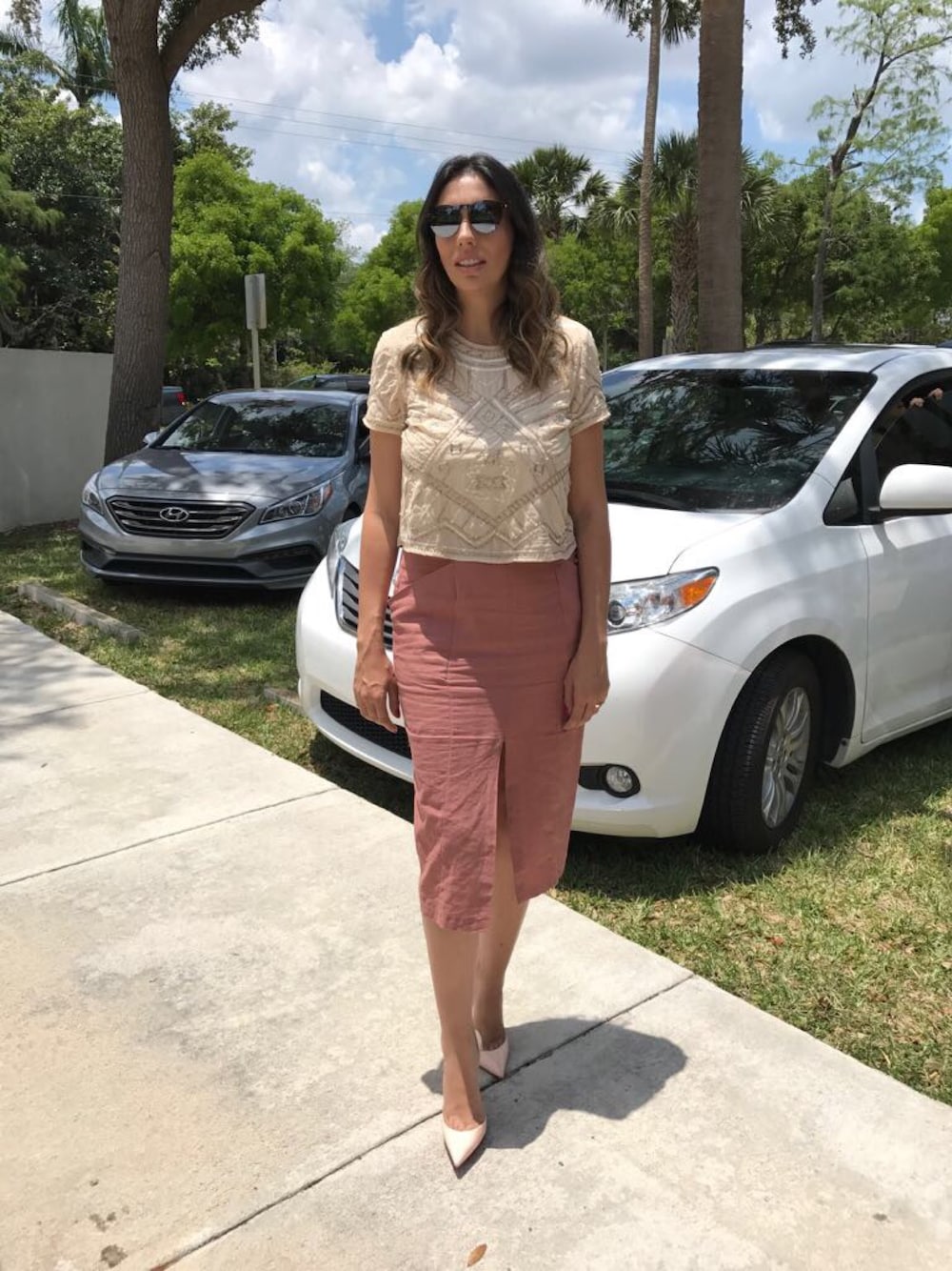「Nude、outfit、ootd、midiskirt、asos、Christian Louboutin、streetstyle、tipsforshop、cropped、pumps」｜「asosのアイテム（スカート、ベージュ系）」を使った、tipsforshopさん（レディース・170cm）の春コーディネートの1枚目の写真