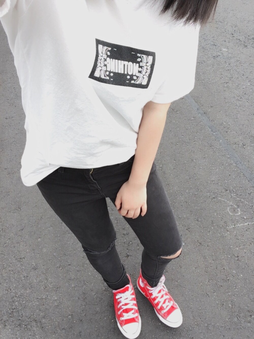 「シンプル、Tシャツ、데일리룩、얼짱、한국、赤コンバース」｜「WEGOのWEGO/バンダナBOXTシャツ（Tシャツ/カットソー、ホワイト系）」を使った、39さん（レディース・151cm）の春コーディネートの1枚目の写真