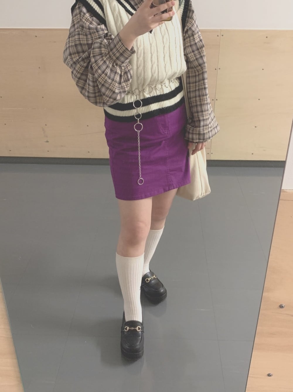 「プレッピー、韓国ファッション、パープル、ベスト、チェーン、ootd、daily look、ストリート、春コーデ」｜「WEGOのWEGO/チェックBIGシャツ（シャツ/ブラウス、ベージュ系）」を使った、39さん（レディース・152cm）の春コーディネートの1枚目の写真