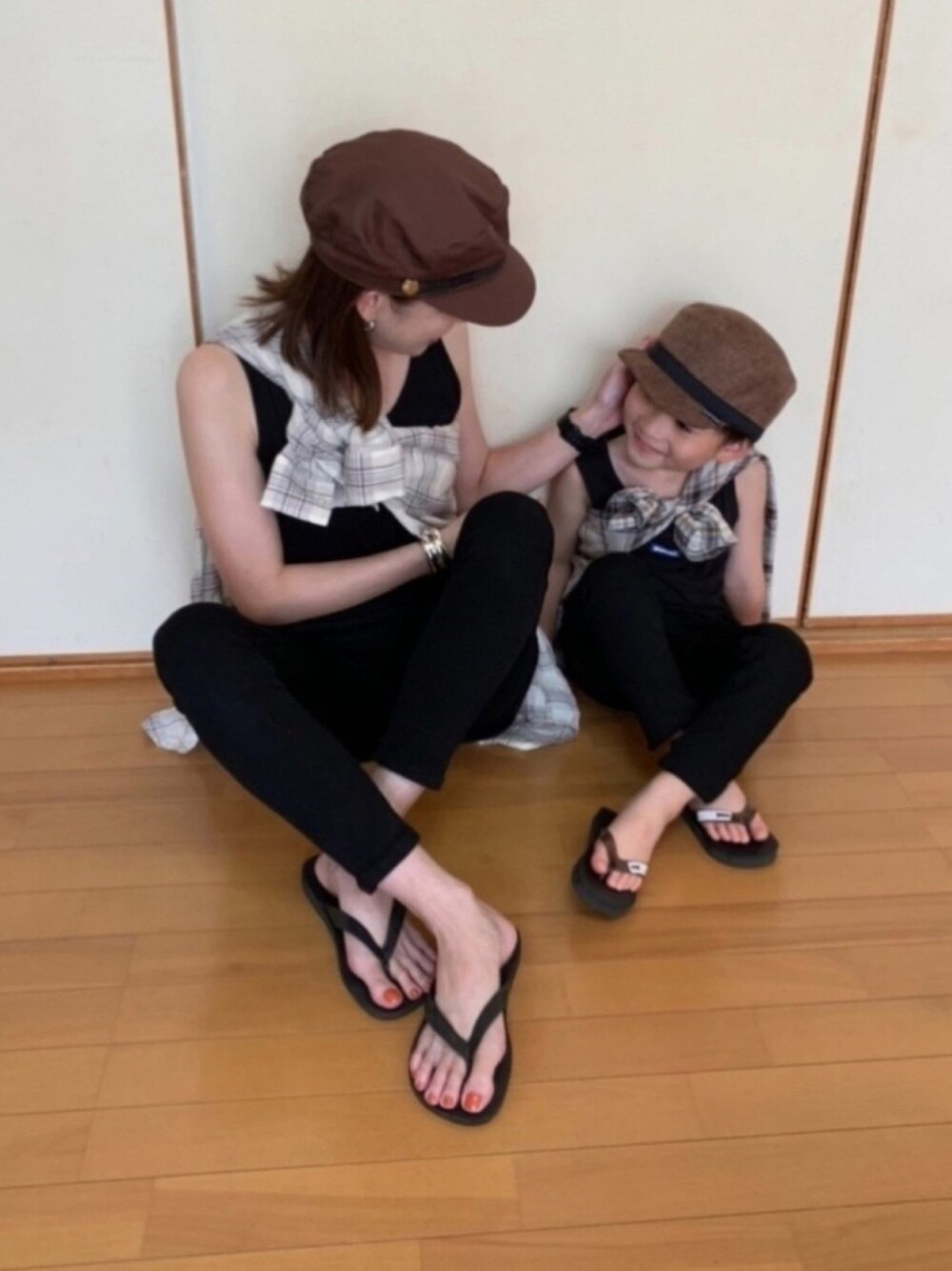 「親子コーデ、おやこーで。、リンクコーデ、カジュアルコーデ、おとこのこ、キャスケット、チェックシャツ、タンクトップ、黒スキニー、ビーチサンダル」｜「BRANSHESのワークキャップ（キャップ、ブラウン系）」を使った、R i kｕ☺︎さん（キッズ・100cm）の夏コーディネートの1枚目の写真