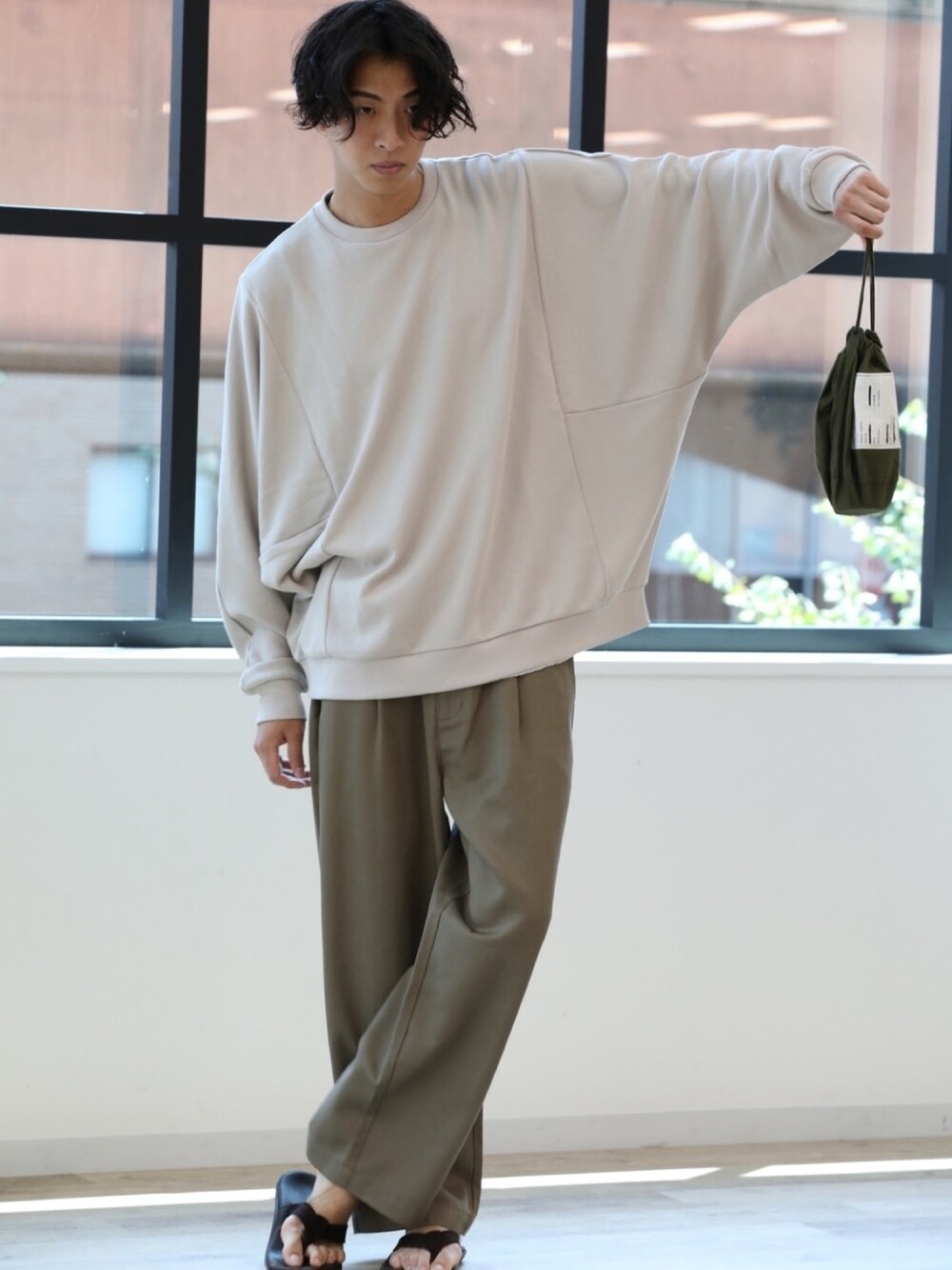 ベージュ系のスウェット、グリーン系のパンツ、その他のその他を着用したメンズの夏コーディネートの1枚目の写真