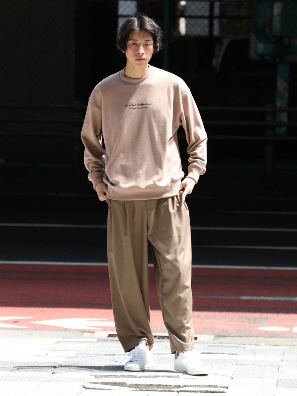 ピンク系のスウェット、ベージュ系のその他パンツ、その他のその他を着用したメンズの秋コーディネートの1枚目の写真